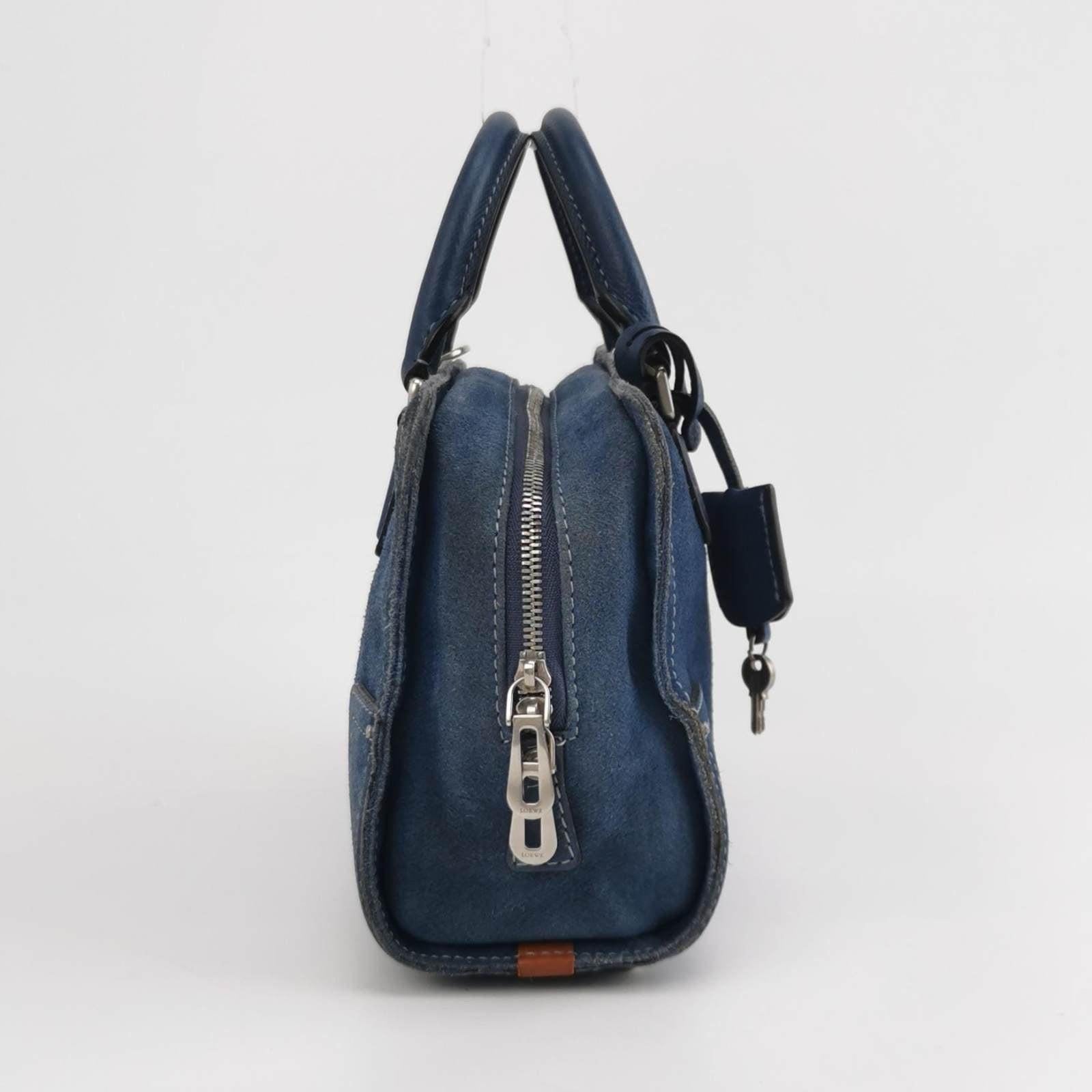 Loewe Amazona 23 in Navy Blue Suede Leather with Strap In Good Condition In AUBERVILLIERS, FR