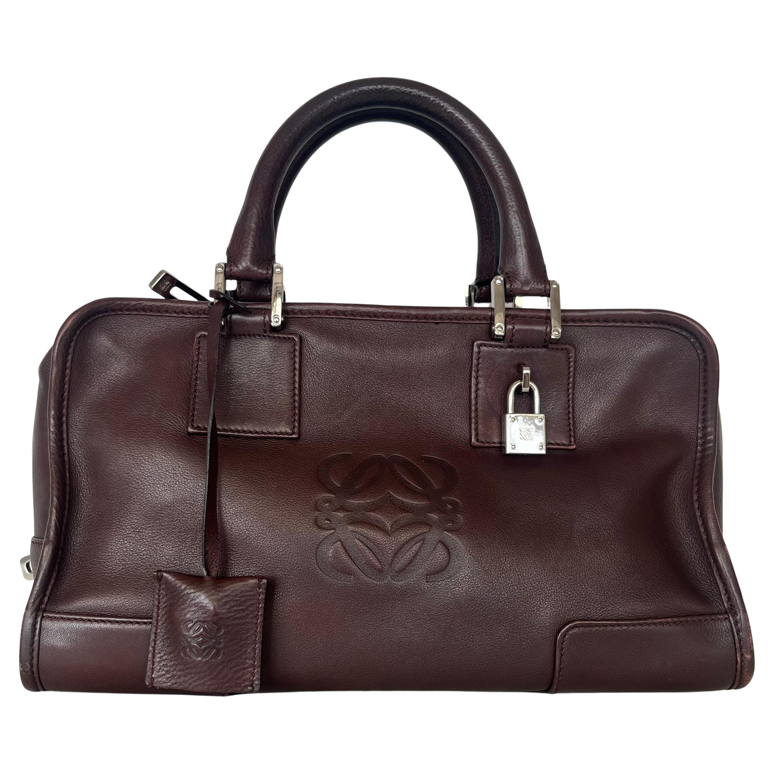 Loewe Amazona 28 aus braunem Kalbsleder und goldfarbener Hardware