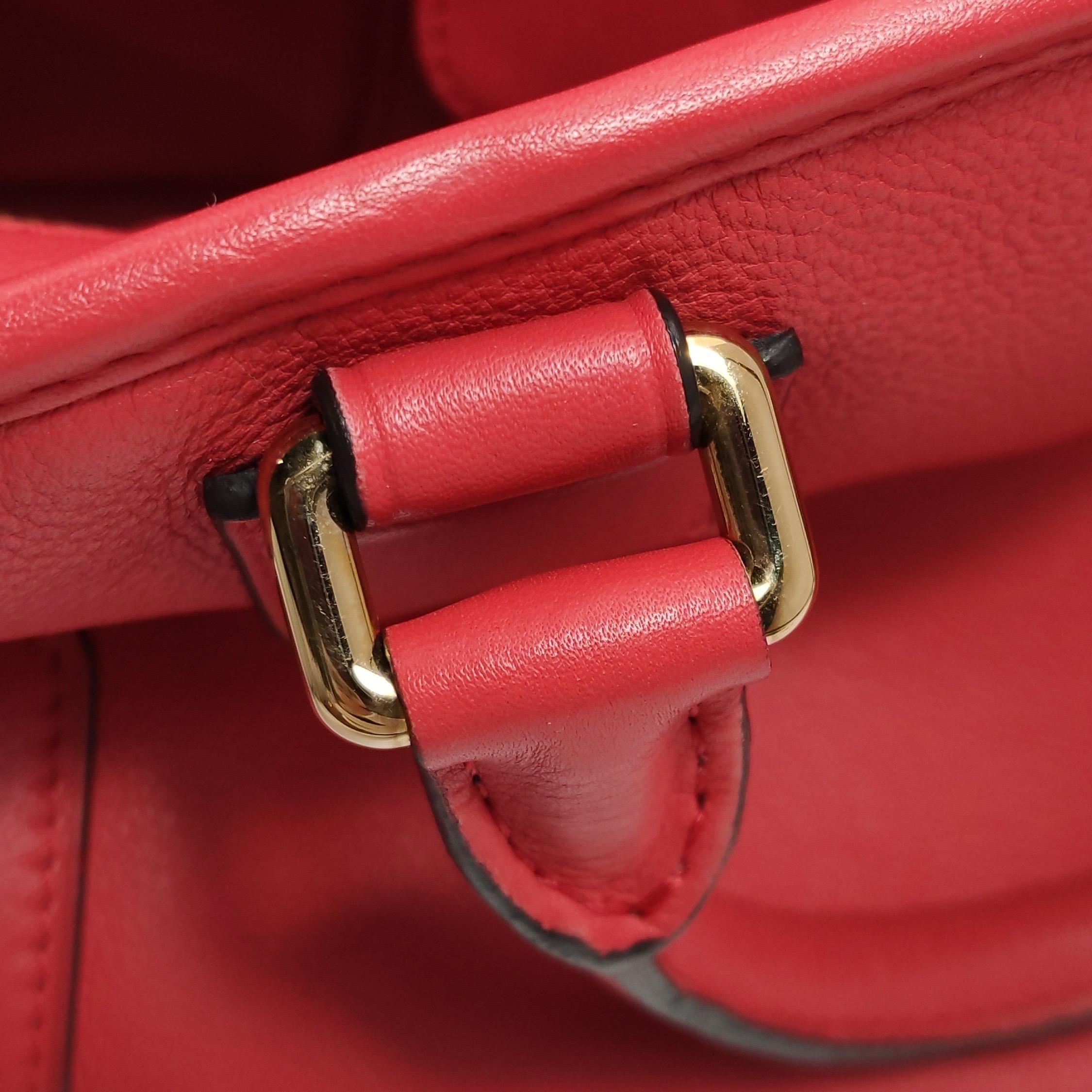 Loewe Amazona 28 en cuir de veau rouge breloque escargot dorée spéciale en vente 6