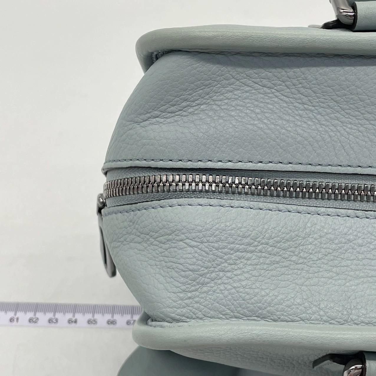Loewe Amazona 29 in pelle blu con lucchetto a forma di elefante e hardware in tonalità argento in vendita 5