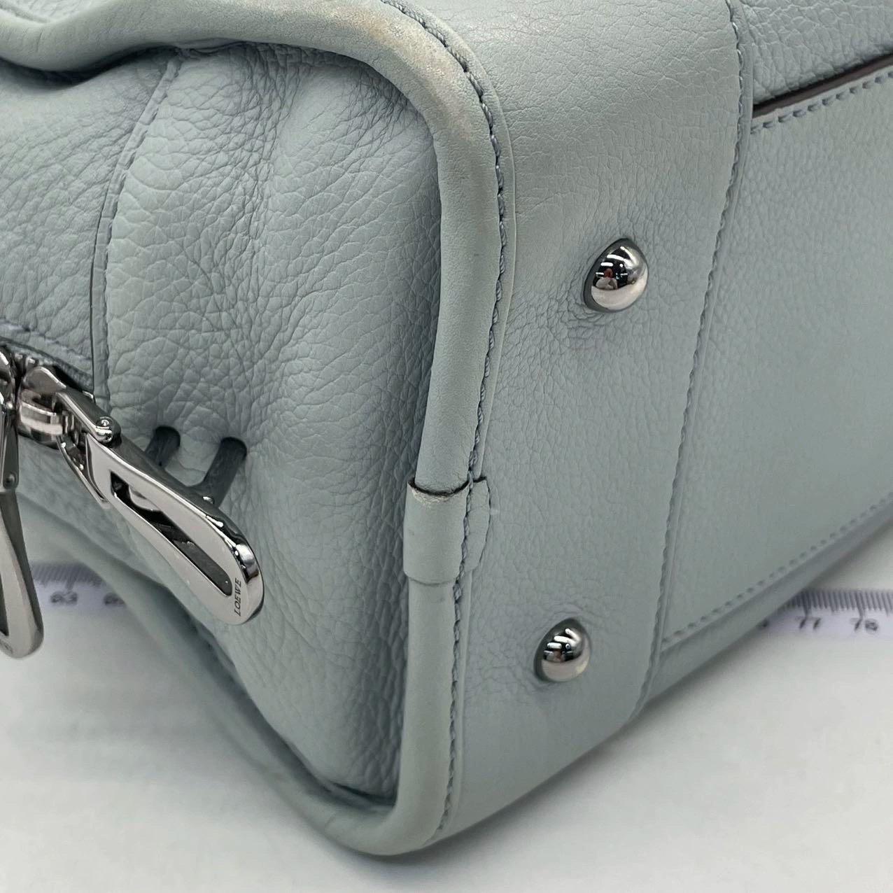 Loewe Amazona 29 in pelle blu con lucchetto a forma di elefante e hardware in tonalità argento in vendita 9