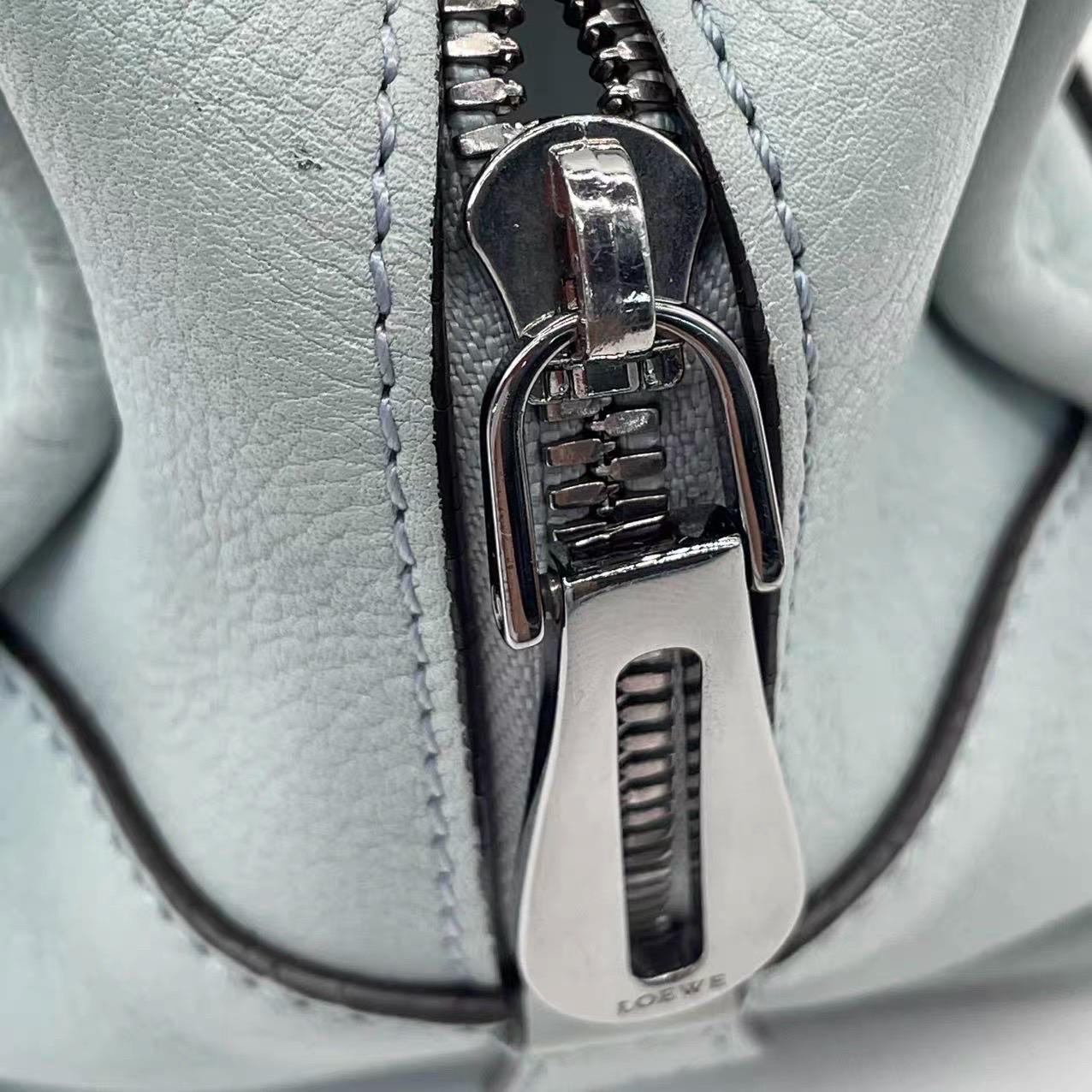 Loewe Amazona 29 in pelle blu con lucchetto a forma di elefante e hardware in tonalità argento in vendita 11