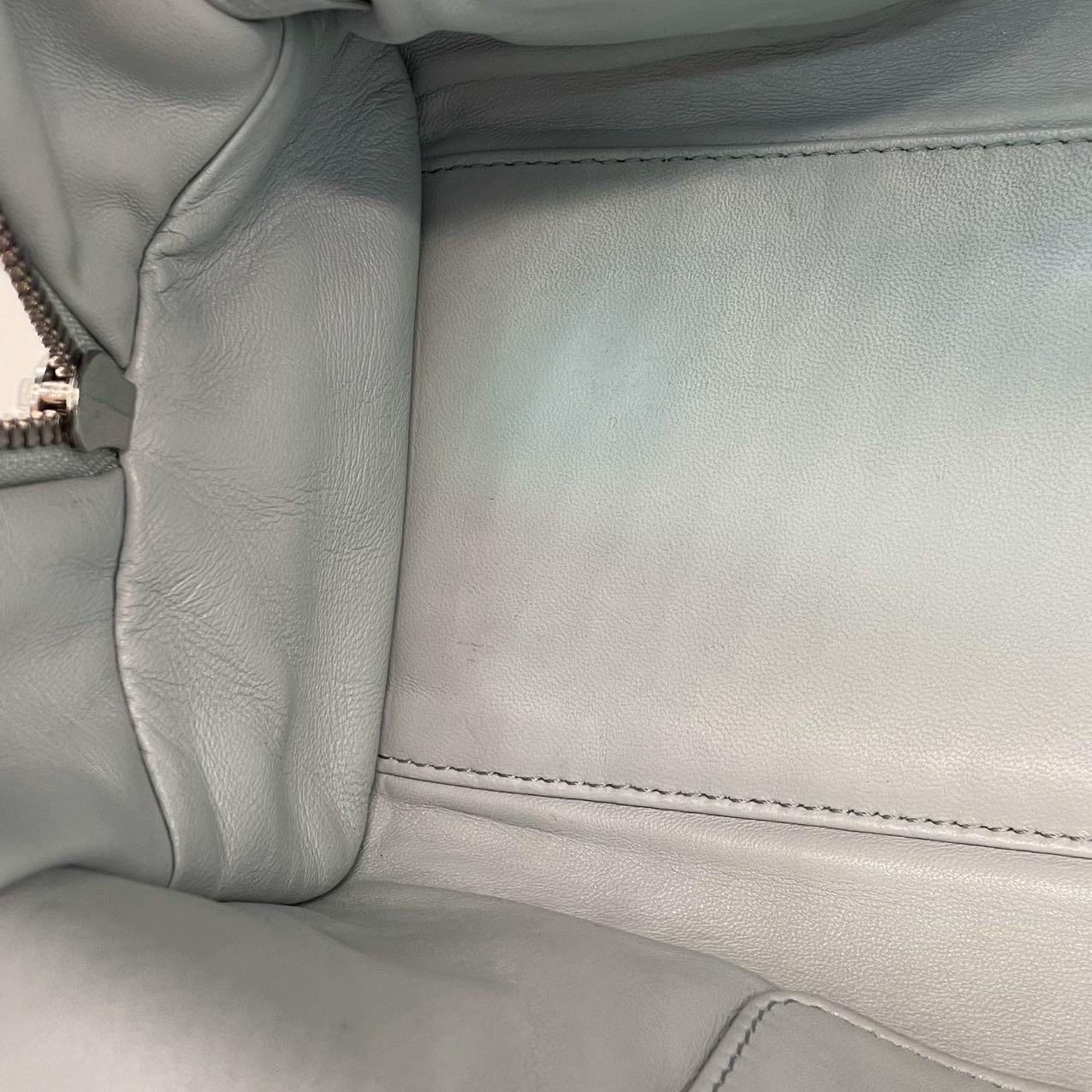 Loewe Amazona 29 in pelle blu con lucchetto a forma di elefante e hardware in tonalità argento in vendita 13