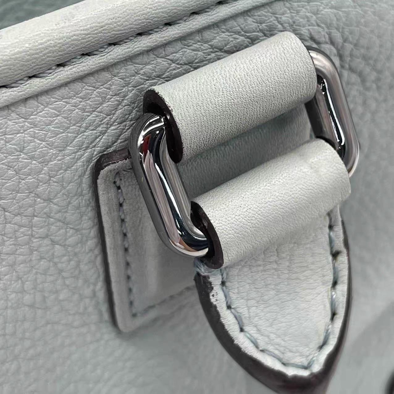 Loewe Amazona 29 in pelle blu con lucchetto a forma di elefante e hardware in tonalità argento in vendita 14