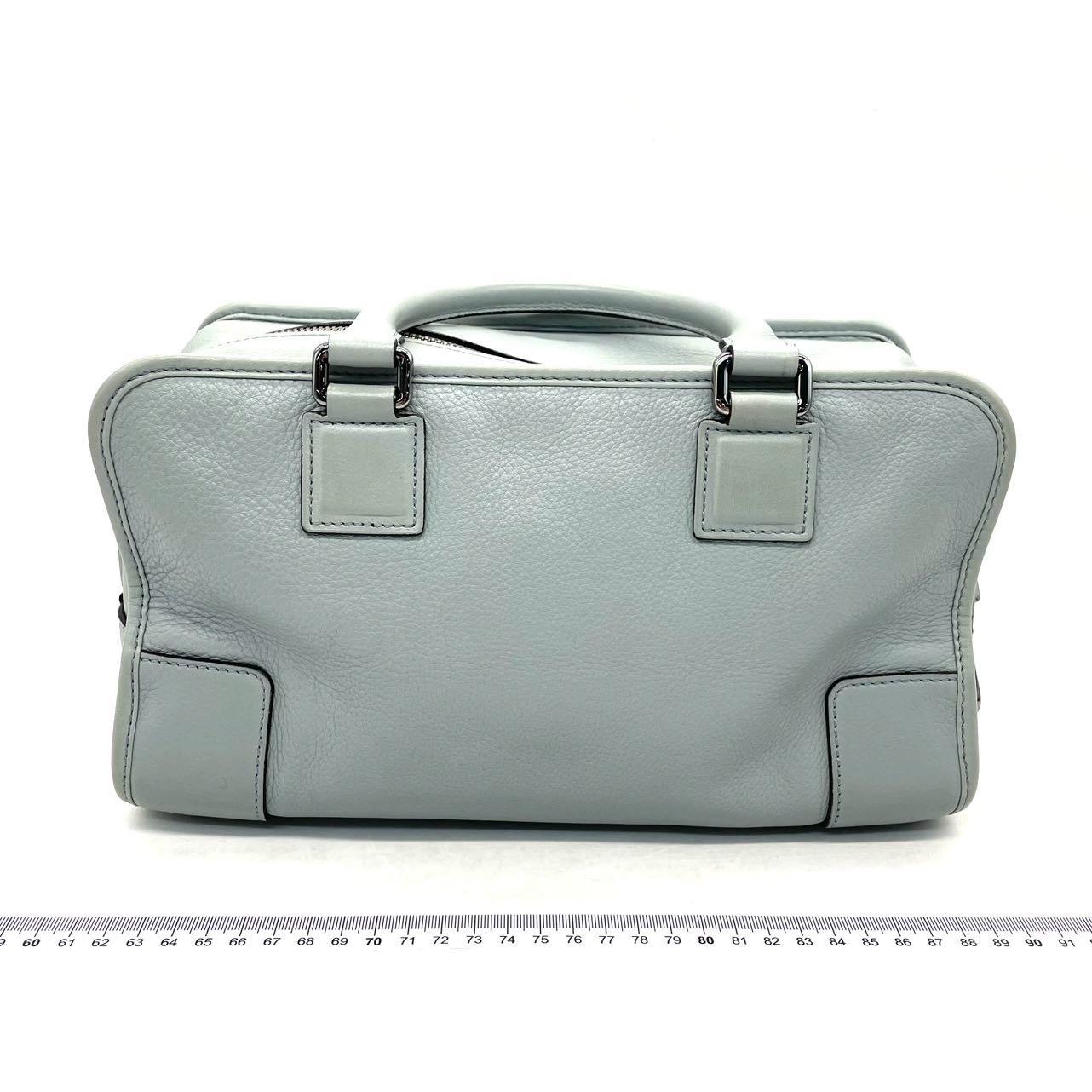 Loewe Amazona 29 in pelle blu con lucchetto a forma di elefante e hardware in tonalità argento
Queste sono foto professionali della borsa offerta da Luxbags.
La borsa con manico in stile bauletto torna di moda nel 2024 grazie alle sfilate di Prada e