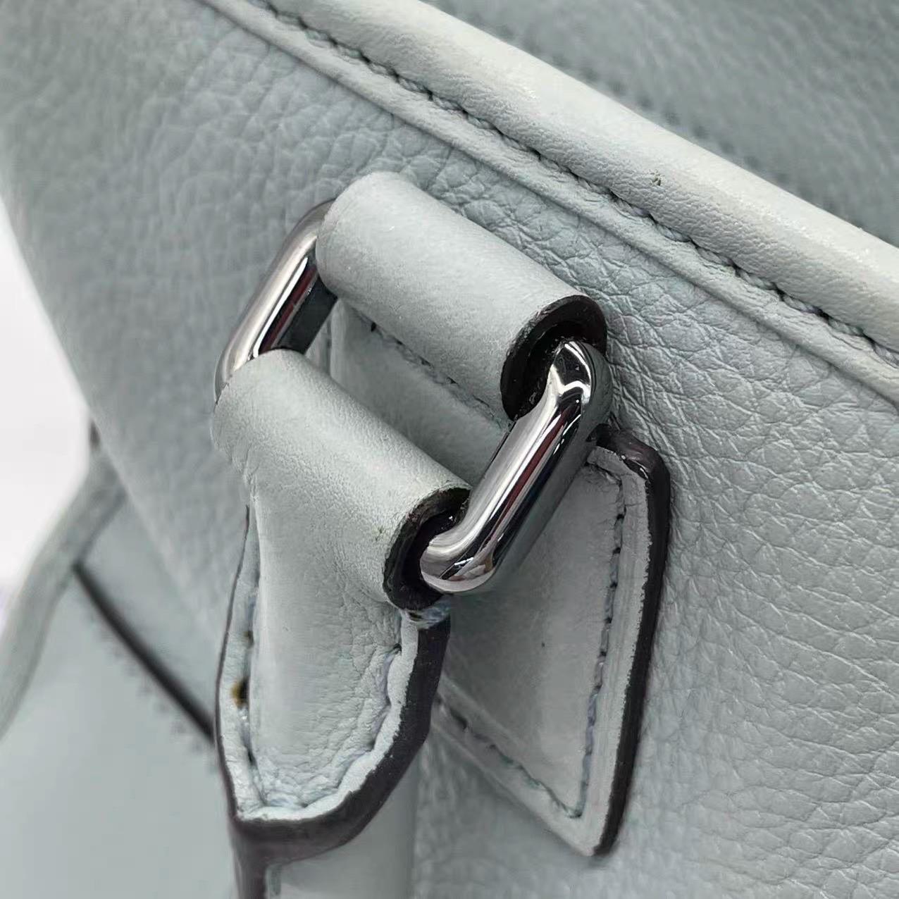 Loewe Amazona 29 in pelle blu con lucchetto a forma di elefante e hardware in tonalità argento in vendita 15