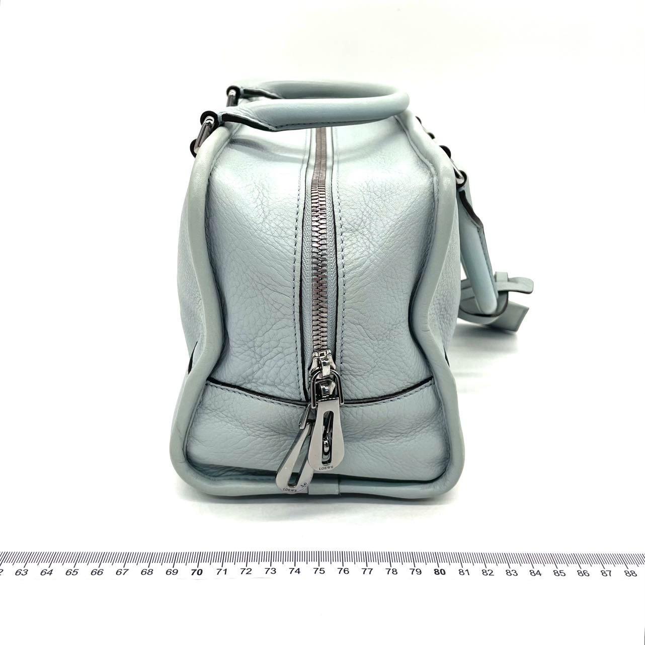 Grigio Loewe Amazona 29 in pelle blu con lucchetto a forma di elefante e hardware in tonalità argento in vendita