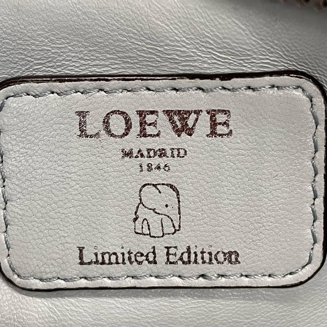 Loewe Amazona 29 in pelle blu con lucchetto a forma di elefante e hardware in tonalità argento in vendita 3