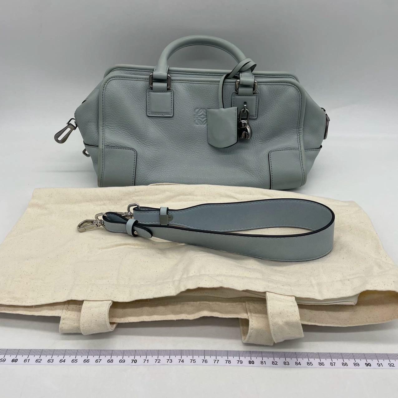 Loewe Amazona 29 in pelle blu con lucchetto a forma di elefante e hardware in tonalità argento in vendita 4