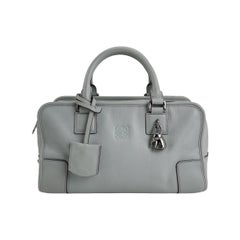Loewe Amazona 29 in pelle blu con lucchetto a forma di elefante e hardware in tonalità argento