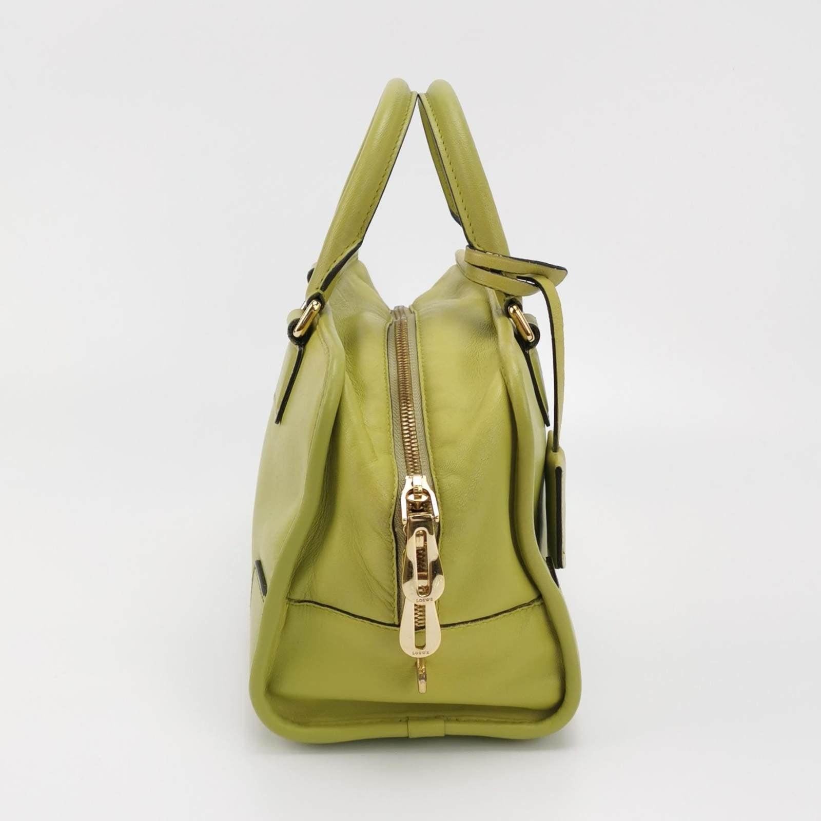 Loewe Amazona 29 in Olive Green Lambskin Leather In Good Condition In AUBERVILLIERS, FR