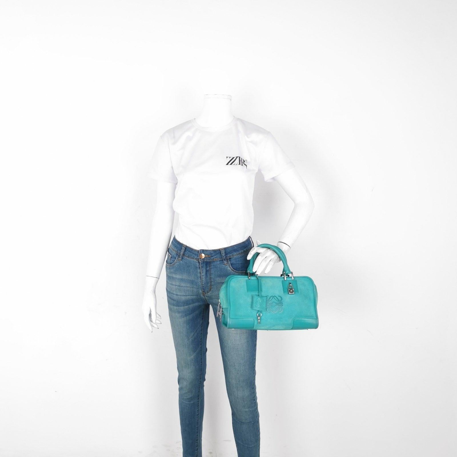 Loewe Amazona 29 en suave piel de ante azul turquesa y herrajes plateados Éstas son fotos profesionales del bolso real ofrecido por Luxbags. El bolso de asa superior estilo baúl vuelve a estar de moda en 2024 gracias a los desfiles de Prada y