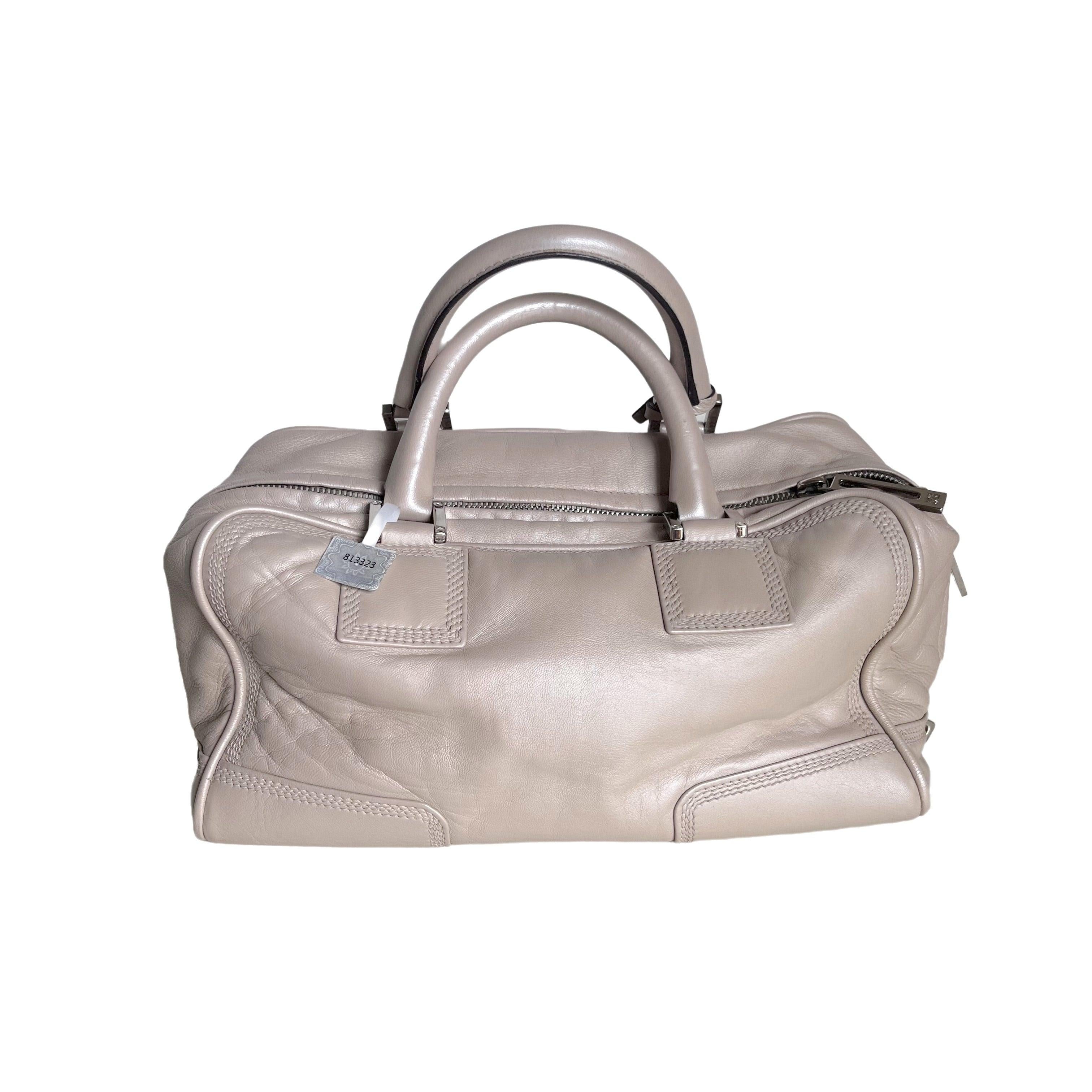 Loewe Amazona 29 Pearlescent Nude Lambskin Leather Zip Around These are professional photos of the actual bag offered by Luxbags. Top handle bag in boxy trunk style is back in fashion in 2024 thanks to shows by Prada and Miumiu. CONDITION: VERY GOOD