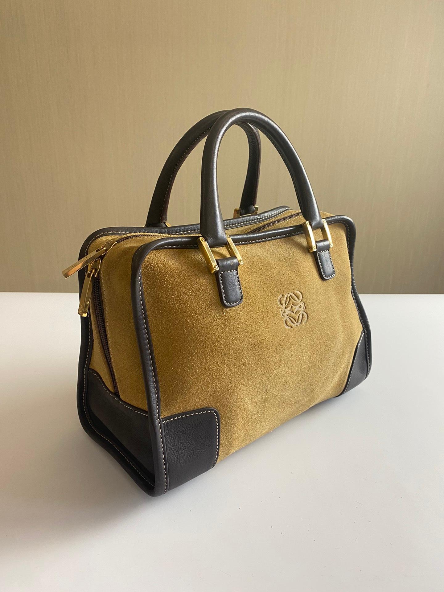 Loewe Amazona 29 Tan Brown Brown Suede and Leather Top Handle Bag
Il s'agit de photos professionnelles du sac offert par Luxbags.
Le sac à poignée supérieure dans le style tronc boxy revient à la mode grâce aux défilés de Prada et de Miumiu. Le sac