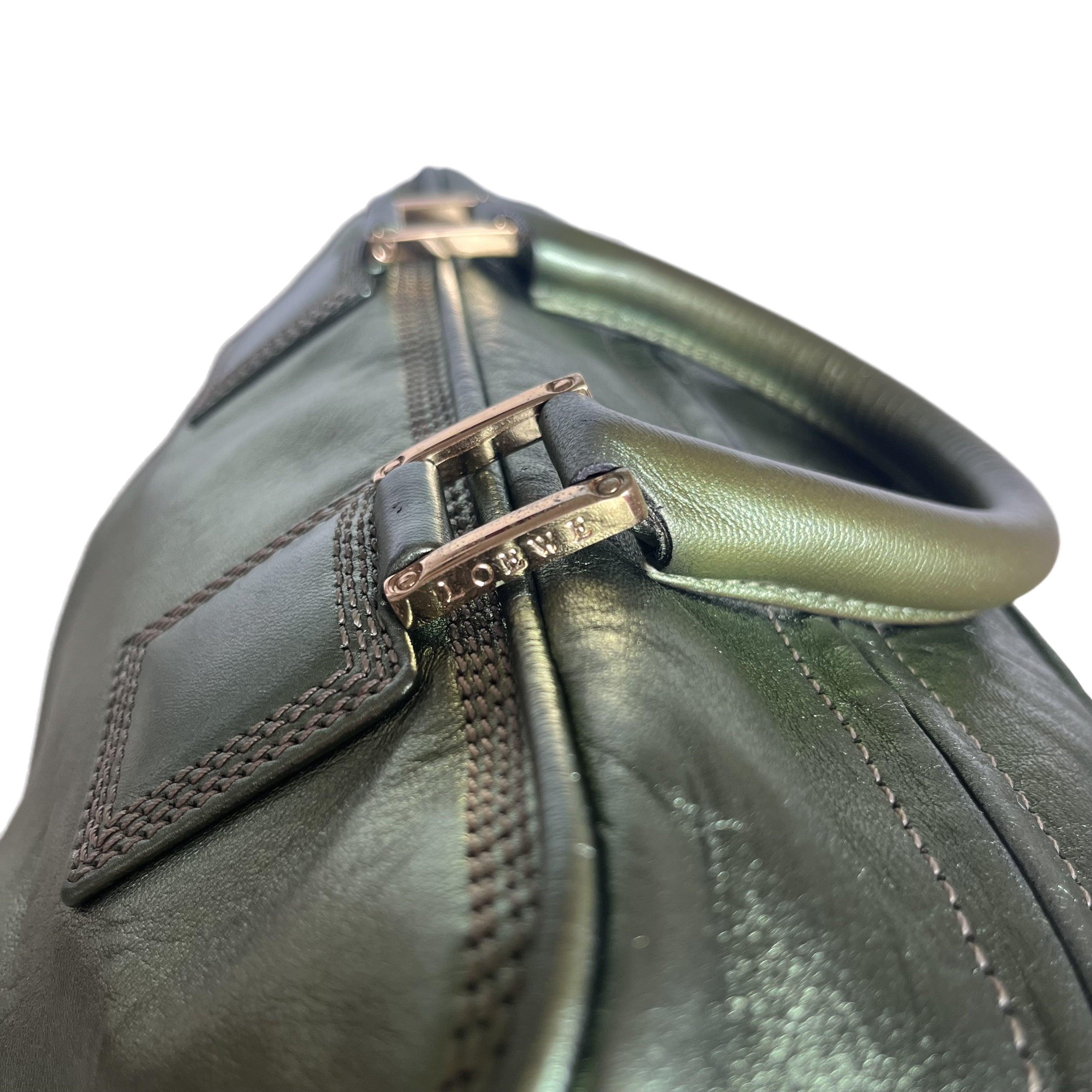 Loewe Amazona 29 Zip Around en cuir d'agneau vert métallisé en vente 13