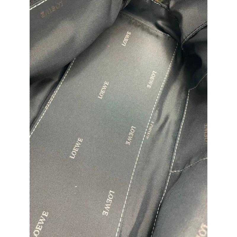 Loewe Amazona 29 Zip Around en cuir d'agneau vert métallisé en vente 1