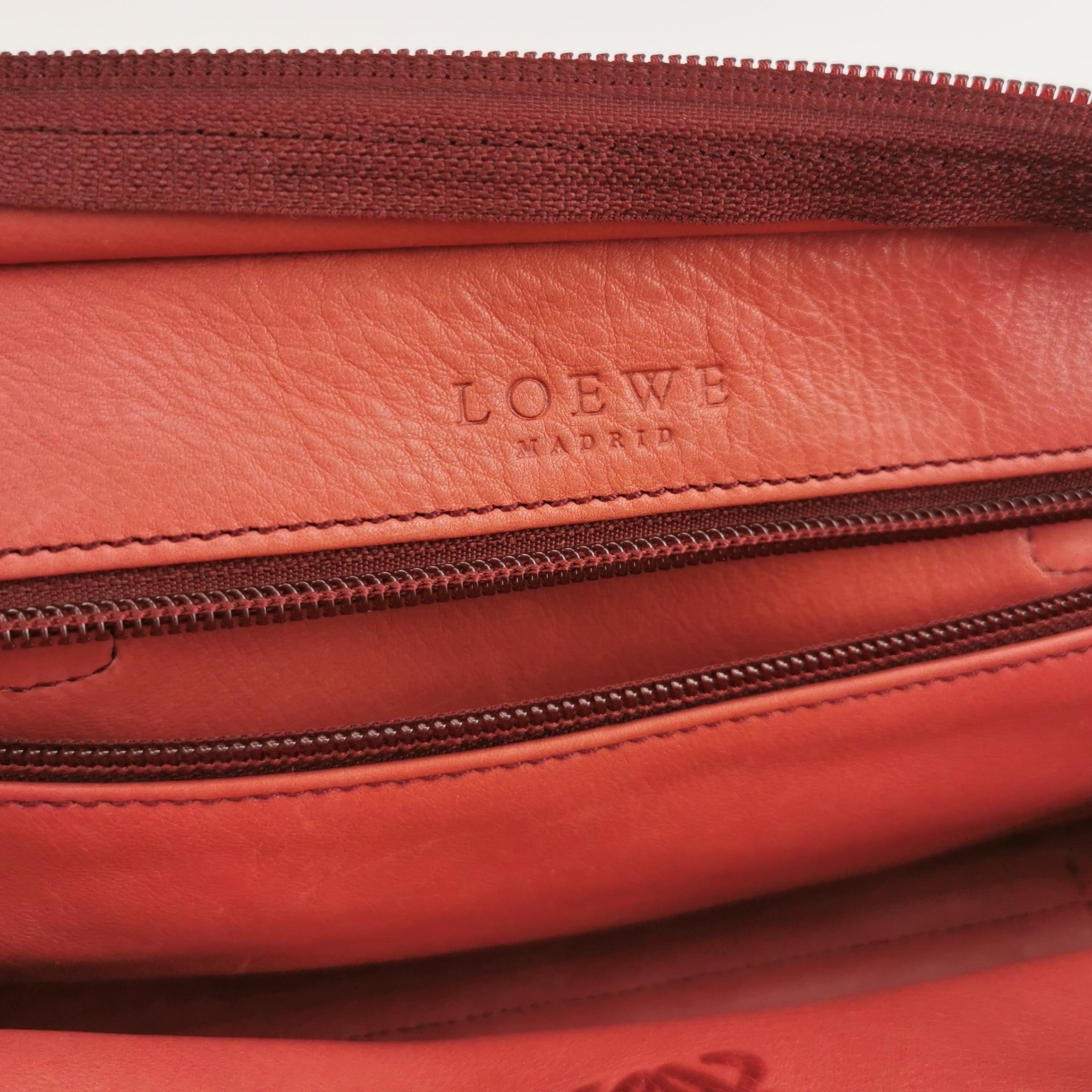Loewe Amazona 35 East West Borsa a tracolla in pelle scamosciata rossa In condizioni buone in vendita a AUBERVILLIERS, FR