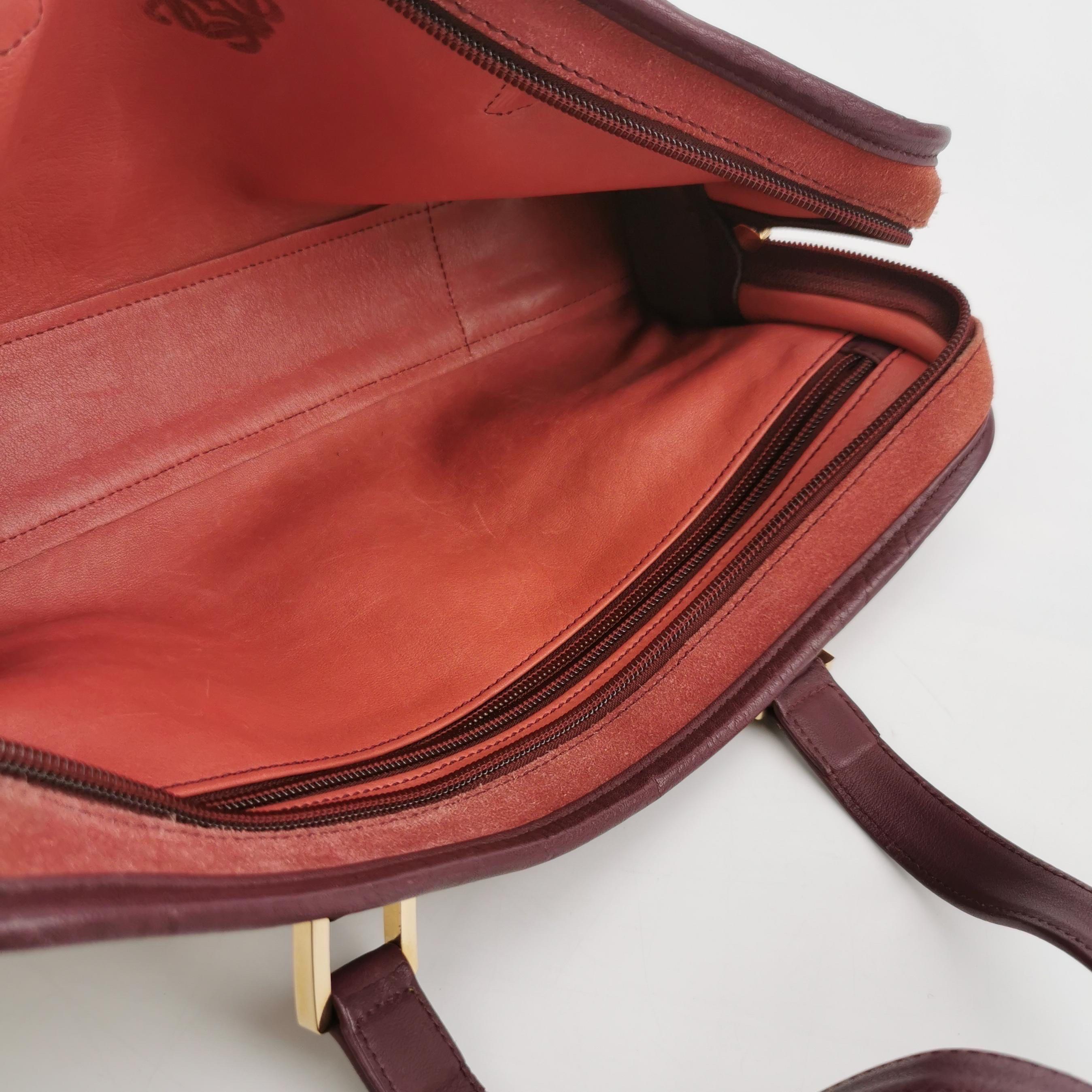 Donna Loewe Amazona 35 East West Borsa a tracolla in pelle scamosciata rossa in vendita