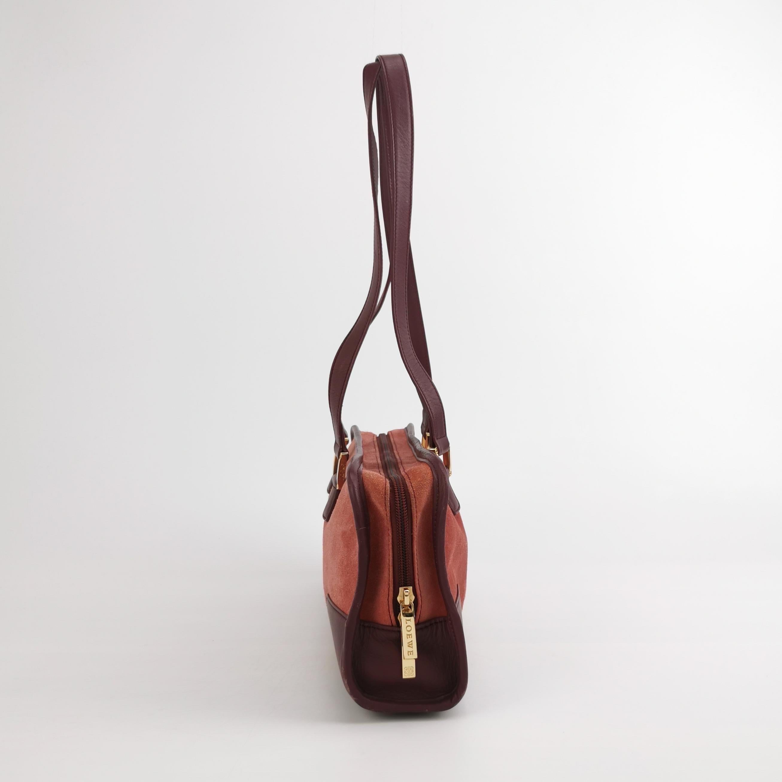 Loewe Amazona 35 East West Borsa a tracolla in pelle scamosciata rossa in vendita 2