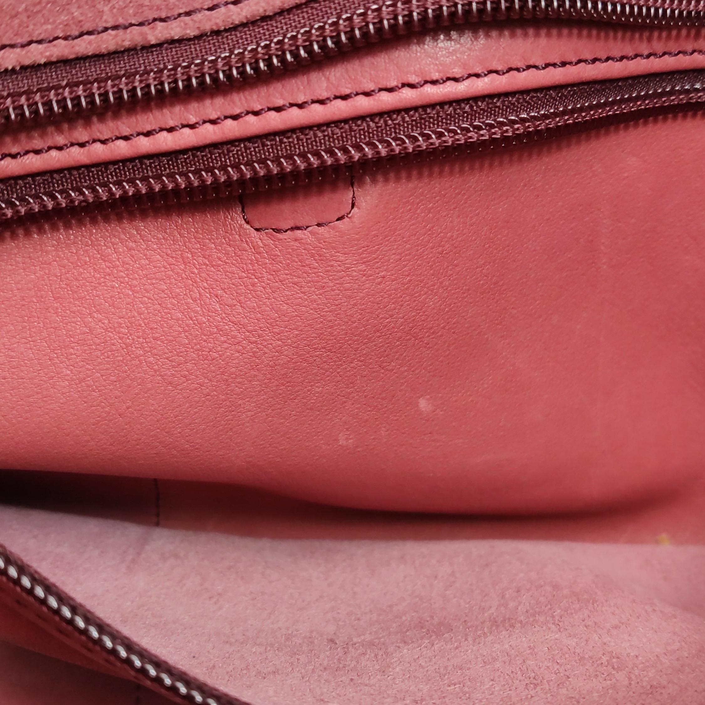 Loewe Amazona 35 East West Borsa a tracolla in pelle scamosciata rossa in vendita 4