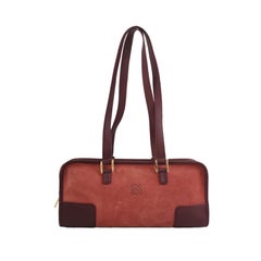 Loewe Amazona 35 - Sac à bandoulière en cuir de daim rouge Est-Ouest