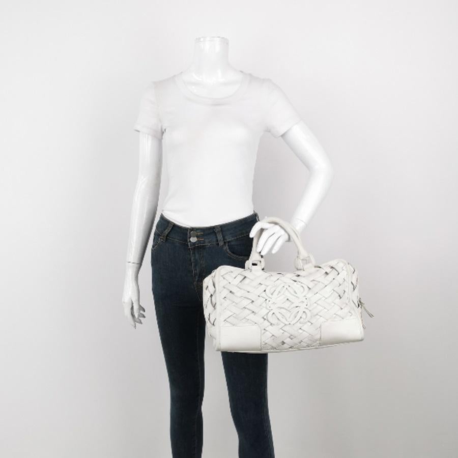 Bolso Loewe Amazona 36 en Piel de Becerro Tejida Intrecciato Blanco Estas son fotos profesionales del bolso real ofrecido por Luxbags. El bolso Loewe Amazona es una opción elegante y funcional para el día a día, con una forma estructurada pero