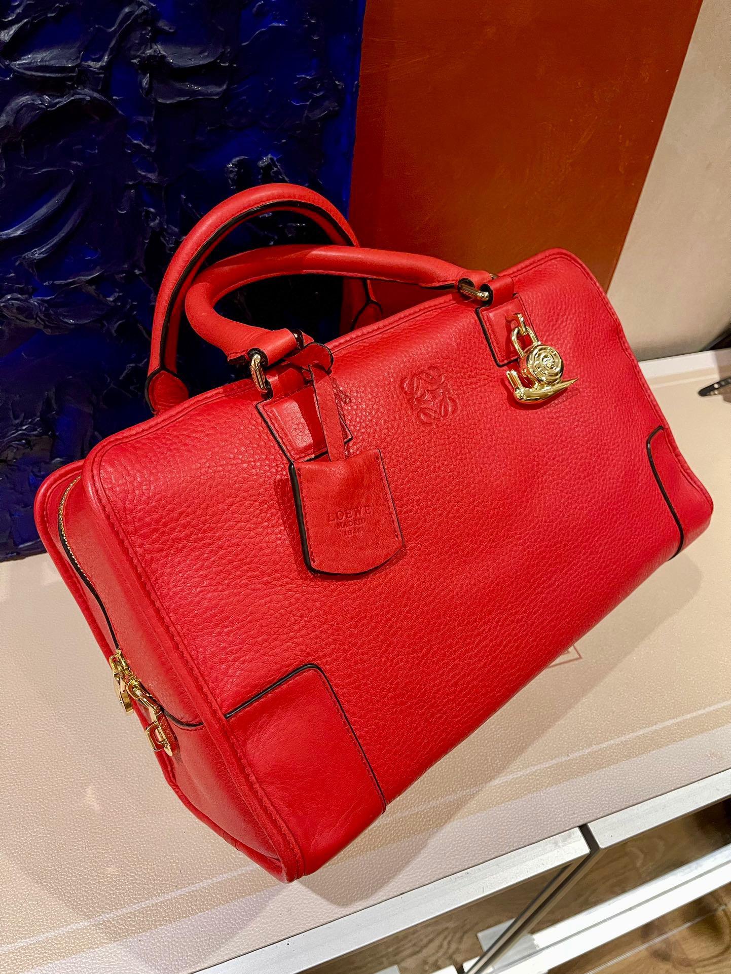 Loewe Amazona 36 Large en cuir rouge et métal doré Serrure escargot
Il s'agit de photos professionnelles du sac offert par Luxbags.
Le sac à poignée supérieure dans le style tronc boxy revient à la mode en 2024 grâce aux défilés de Prada et de