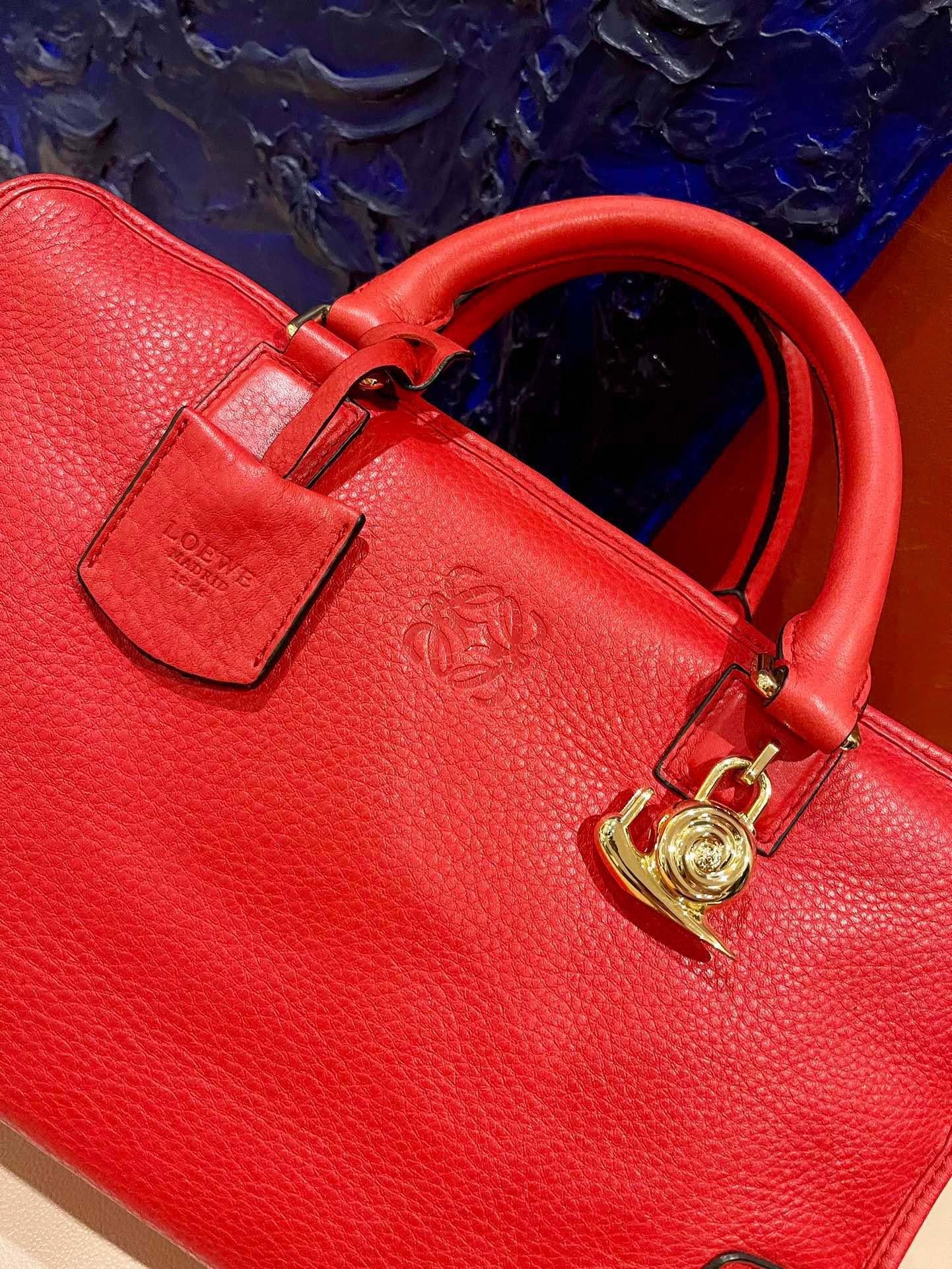 Rouge Loewe Amazona 36 Large en cuir rouge et métal doré Serrure escargot en vente