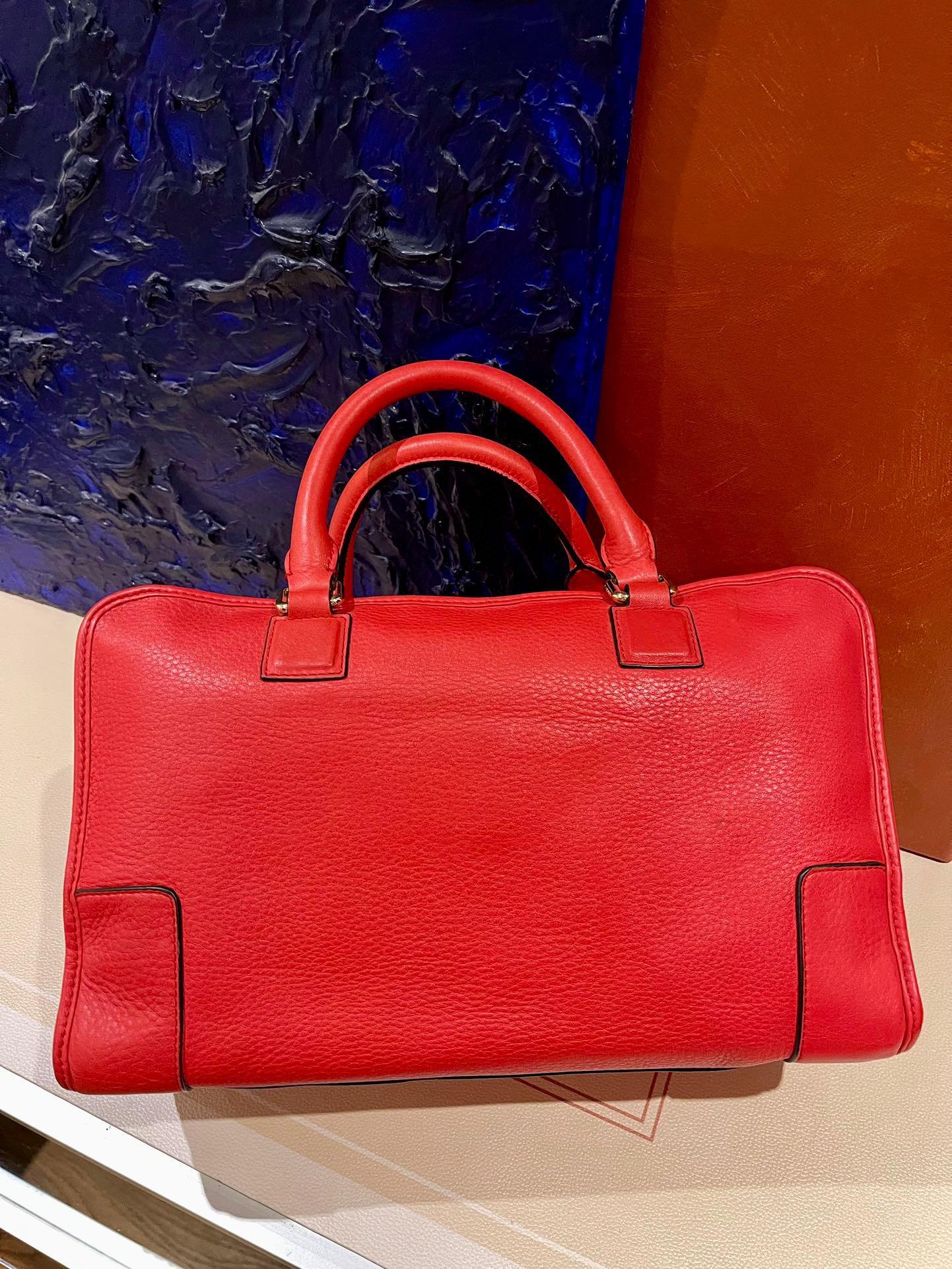 Loewe Amazona 36 Large en cuir rouge et métal doré Serrure escargot Excellent état - En vente à AUBERVILLIERS, FR
