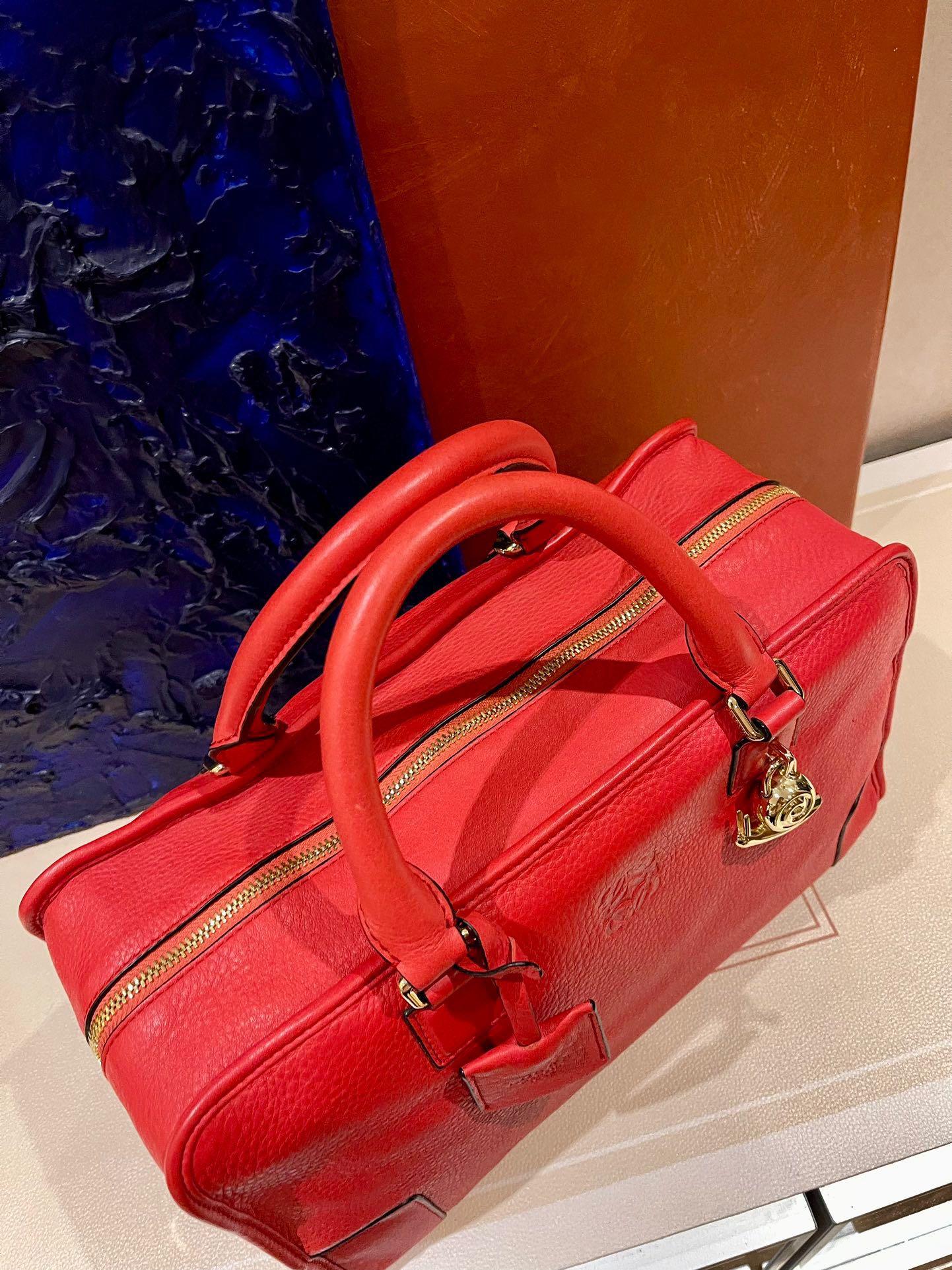 Loewe Amazona 36 Large en cuir rouge et métal doré Serrure escargot Pour femmes en vente