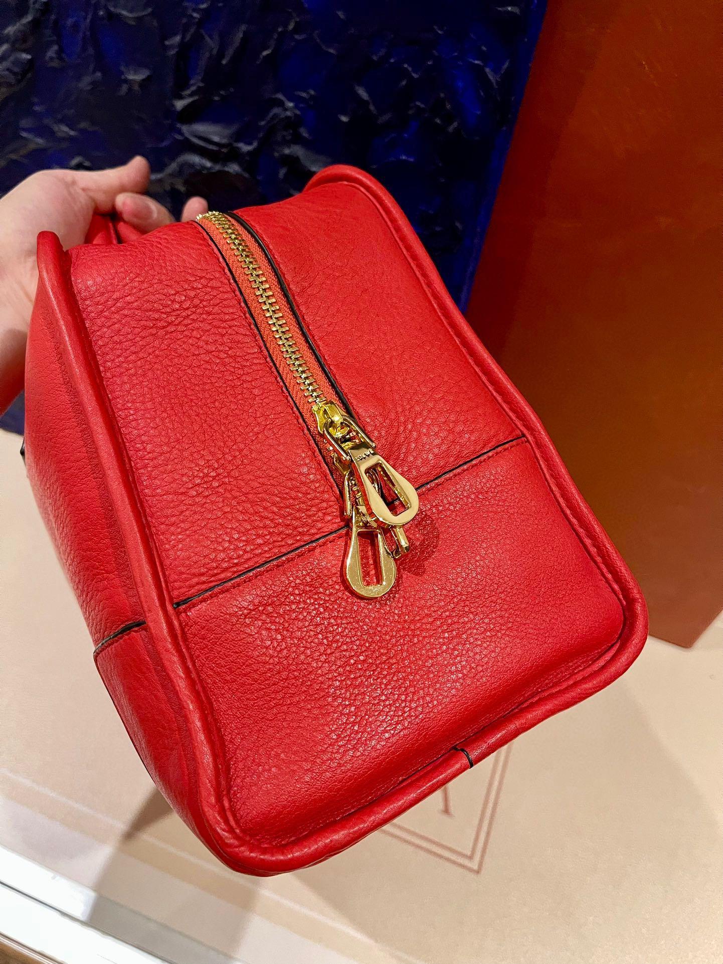 Loewe Amazona 36 Large en cuir rouge et métal doré Serrure escargot en vente 1