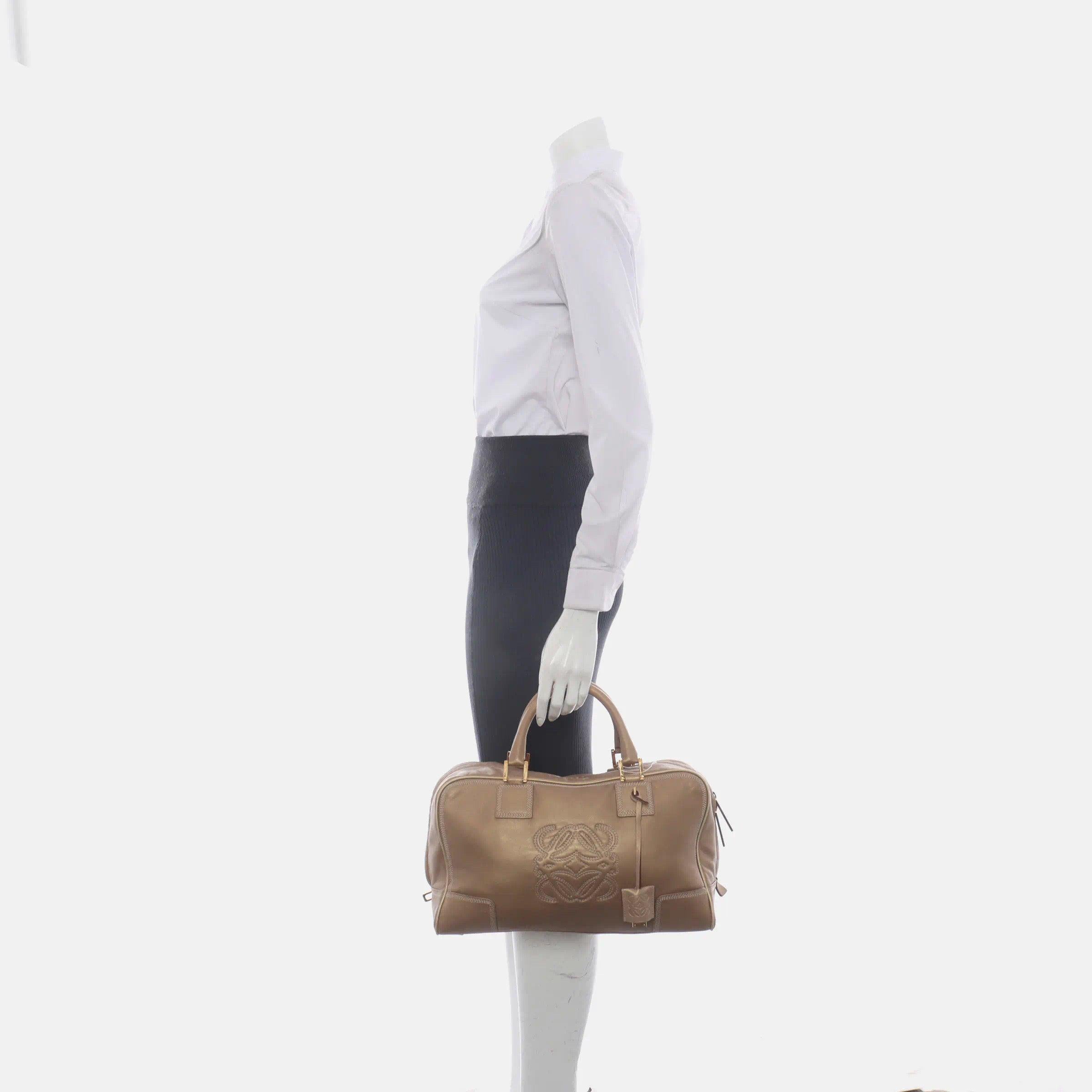 Loewe Amazona 36 Oro claro Piel de cordero con cremallera Mediano Éstas son fotos profesionales del bolso auténtico que ofrece Luxbags. El bolso de asa superior estilo baúl vuelve a estar de moda en 2024 gracias a los desfiles de Prada y Miumiu. El