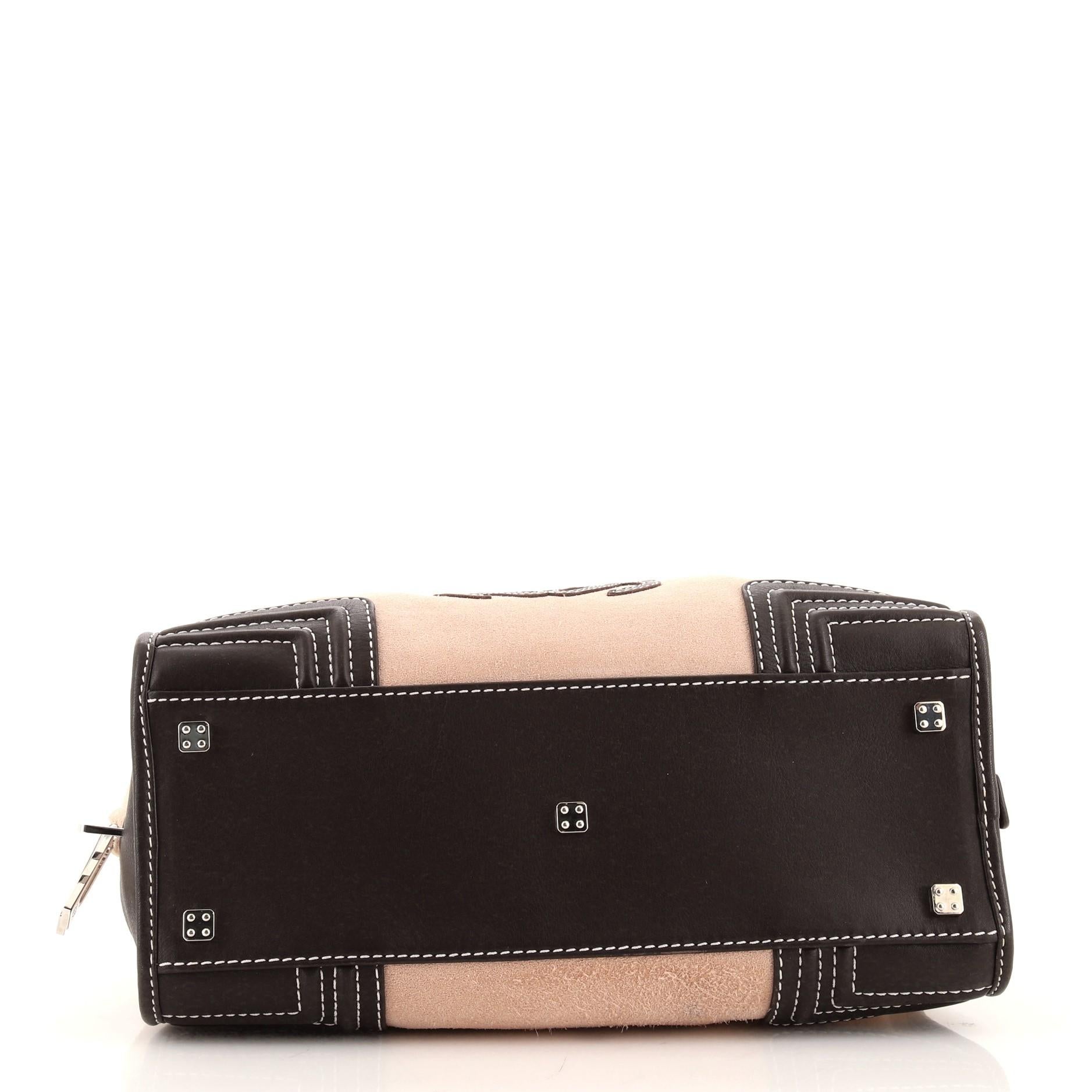 Loewe Amazona Tasche aus Wildleder mit Stiefel 28 im Zustand „Gut“ in NY, NY