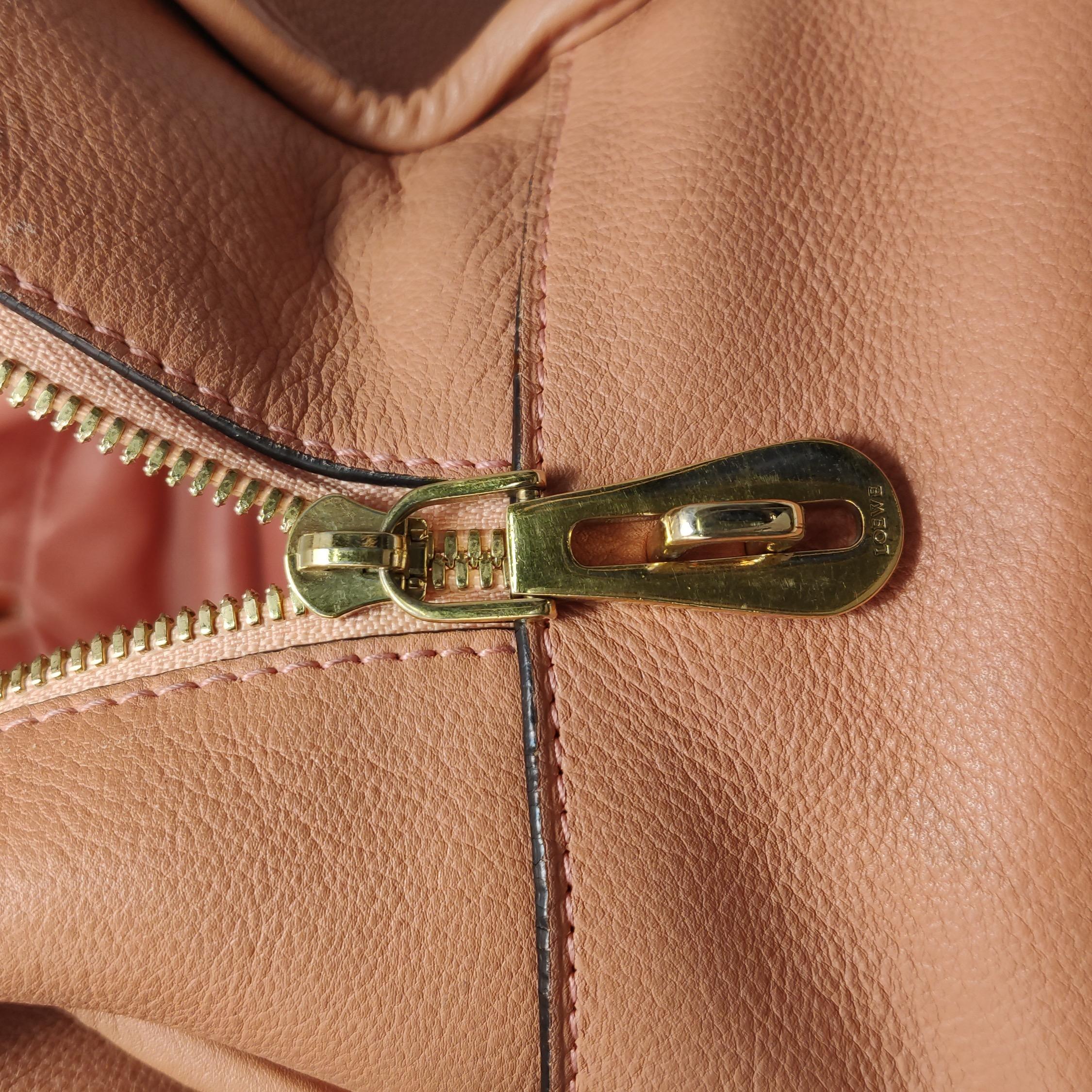 Loewe Amazona Medium 36 Cuir Corail Clair Avec Bandoulière Animal Chèvre Verrouillé en vente 5