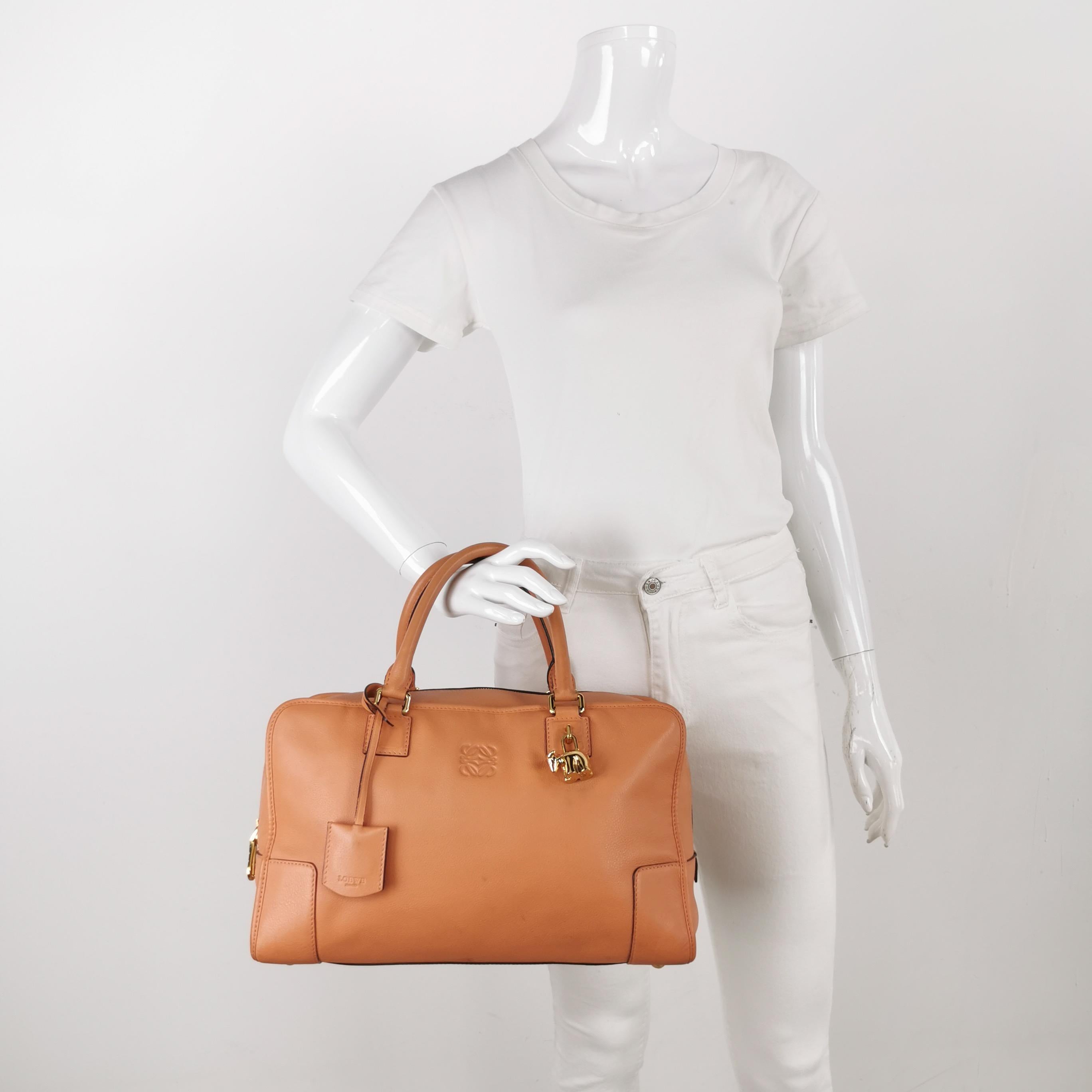 Loewe Amazona Medium 36 Cuir Corail Clair Avec Bandoulière Animal Chèvre Verrouillé
Il s'agit de photos professionnelles du sac offert par Luxbags.
Le sac à poignée supérieure dans le style tronc boxy revient à la mode en 2024 grâce aux défilés de