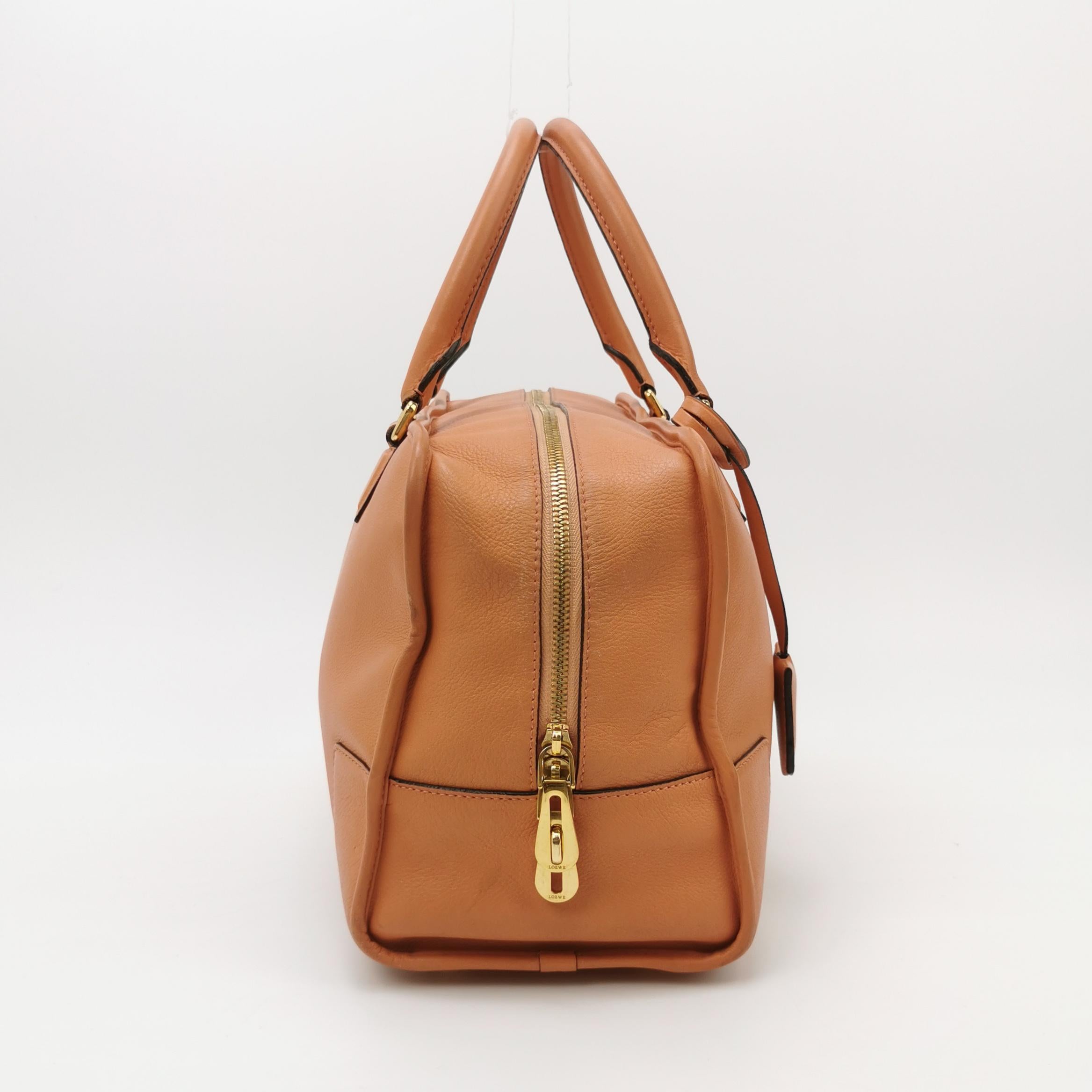 Loewe Amazona Medium 36 Cuir Corail Clair Avec Bandoulière Animal Chèvre Verrouillé Bon état - En vente à AUBERVILLIERS, FR