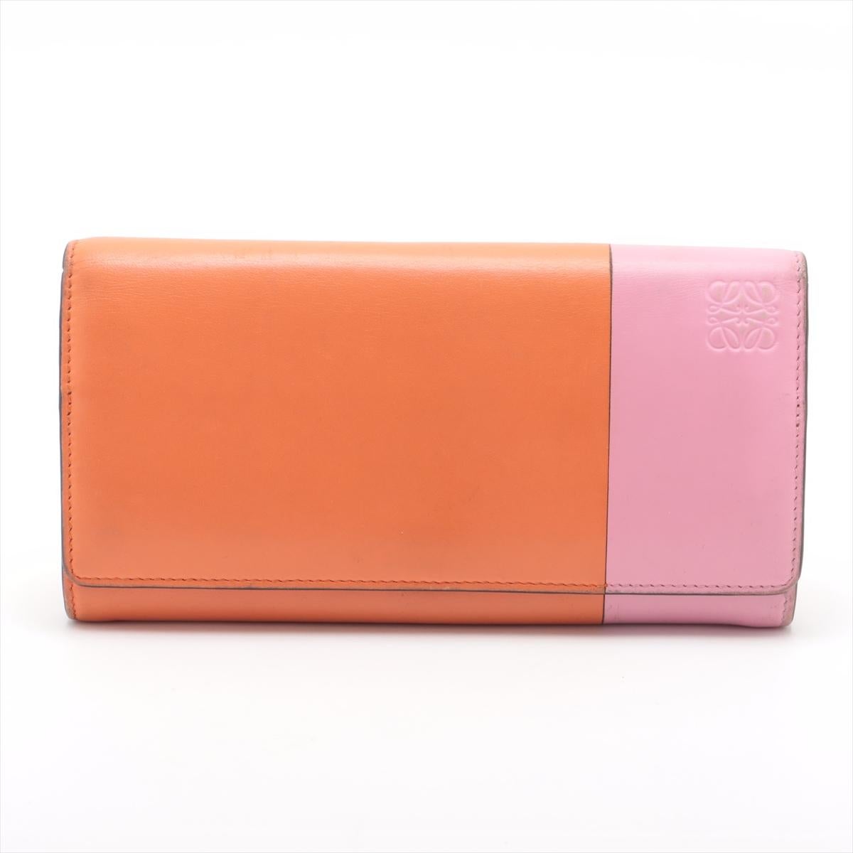 The Loewe Anagram Bicolor Leather Wallet in Pink and Orange is a vibrant and stylish accessory that showcases Loewe's commitment to craftsmanship and design. Crafted from premium leather, the wallet features a striking combination of pink and orange