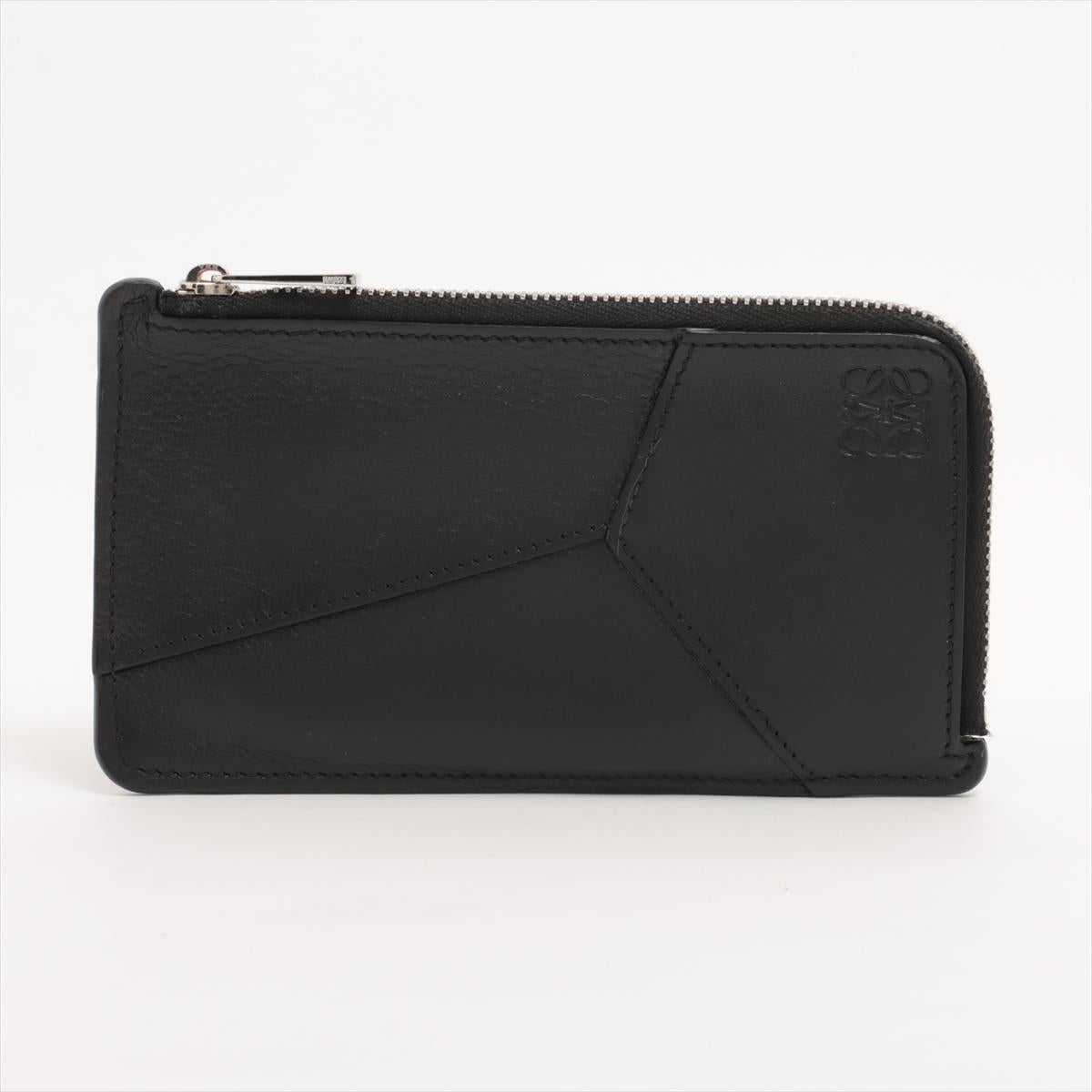 will ship about 4/1


The Loewe Anagram Leather Coin Card Wallet in Black is a refined and practical accessory that showcases Loewe’s signature craftsmanship. Made from smooth black leather, the compact wallet features the iconic embossed Anagram