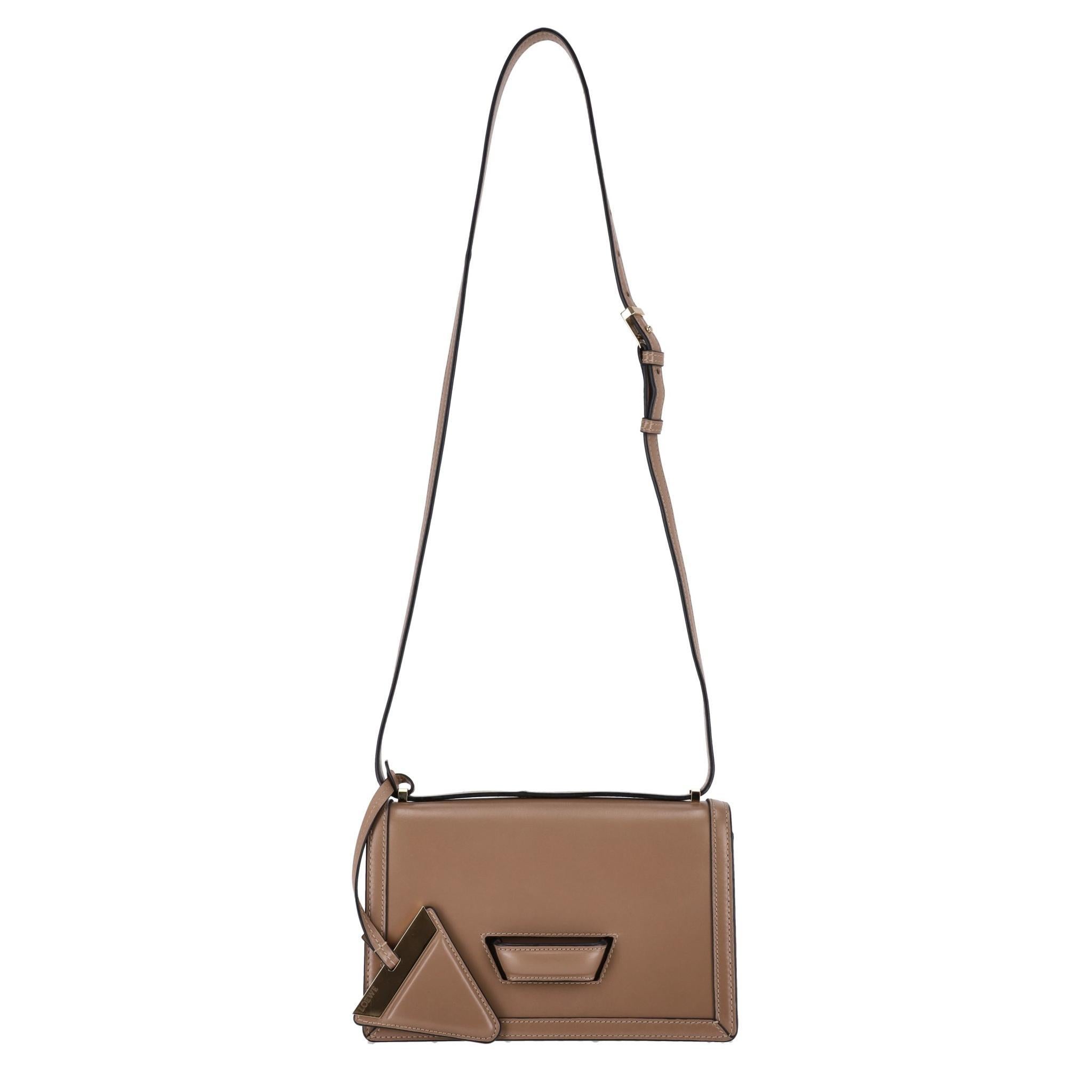 Bolso de piel Loewe Barcelona

Bolso bandolera de piel de ternero de color topo con cierre abatible en la parte superior.

Detalle de etiqueta triangular de piel con placa dorada con la firma 