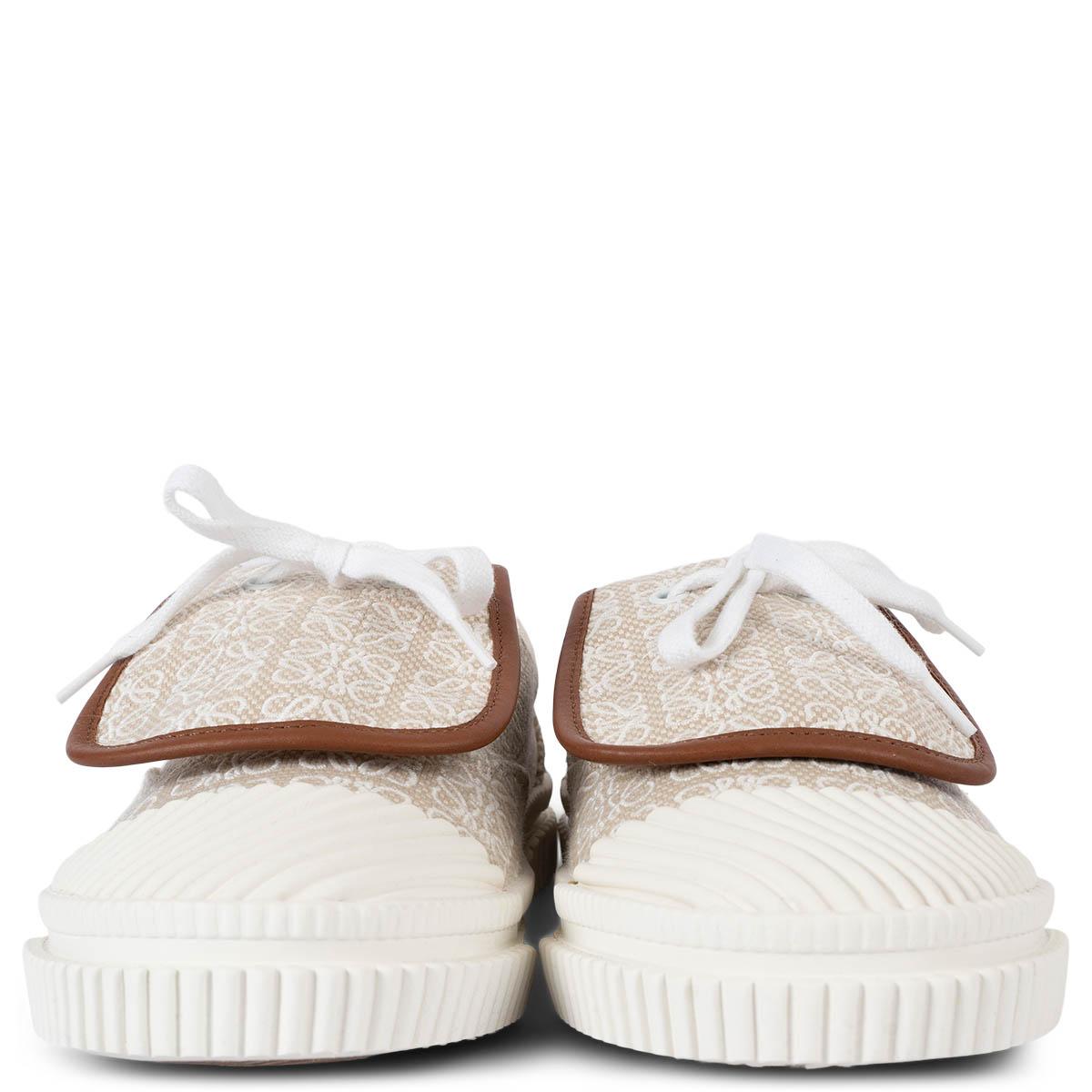 100% authentische LOEWE-Sneaker mit Klappe aus hafermehlfarbenem und weißem Baumwoll-Canvas mit Allover-Anagramm-Print und weißer Gummisohle. Brandneu, mit Staubbeutel.

Messungen
Aufgedruckte Größe	39
Schuhgröße	38.5
Innensohle	25.5cm