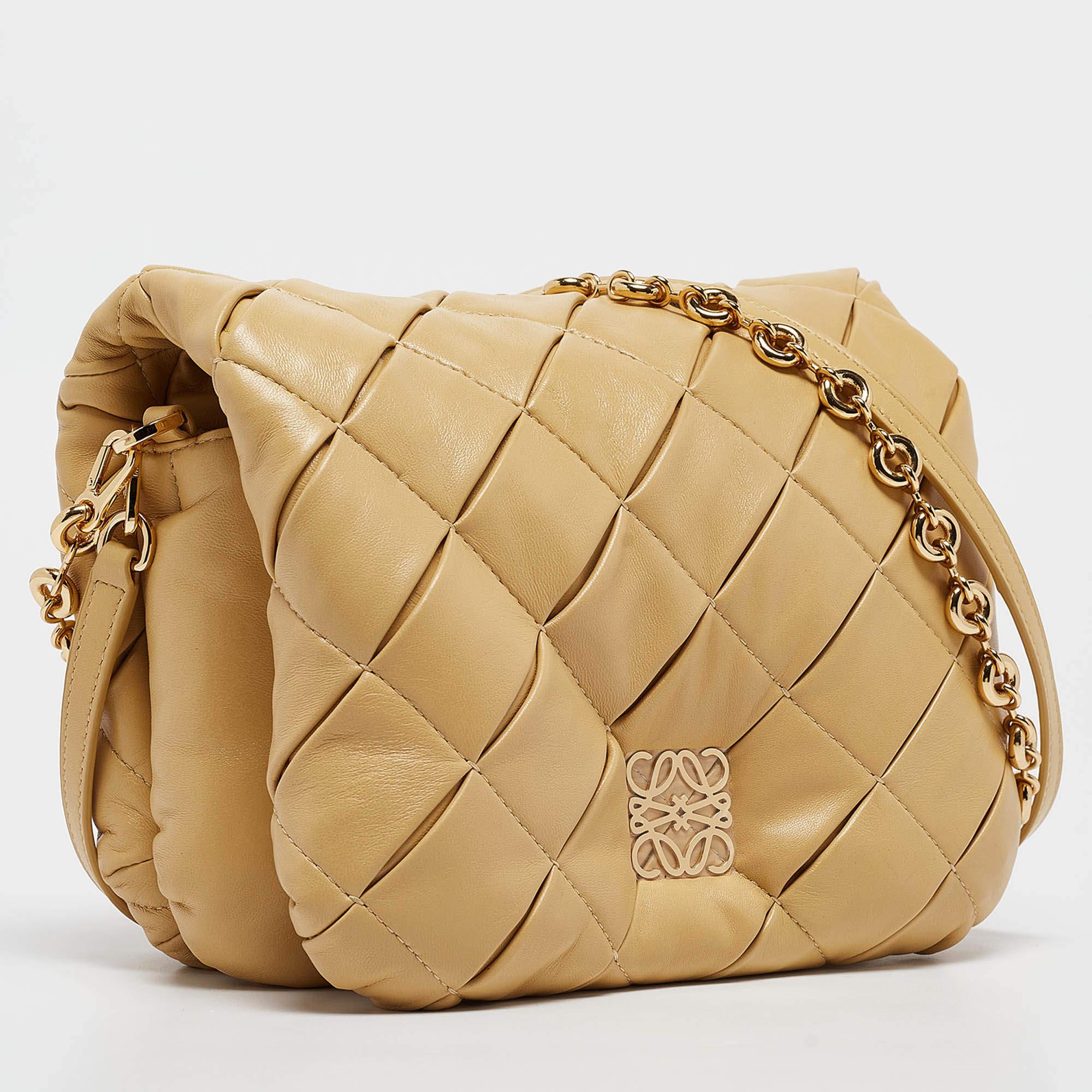 Bolso Puffer Goya Plisado de Piel Beige de Loewe en Nuevo Estado en Dubai, Al Qouz 2