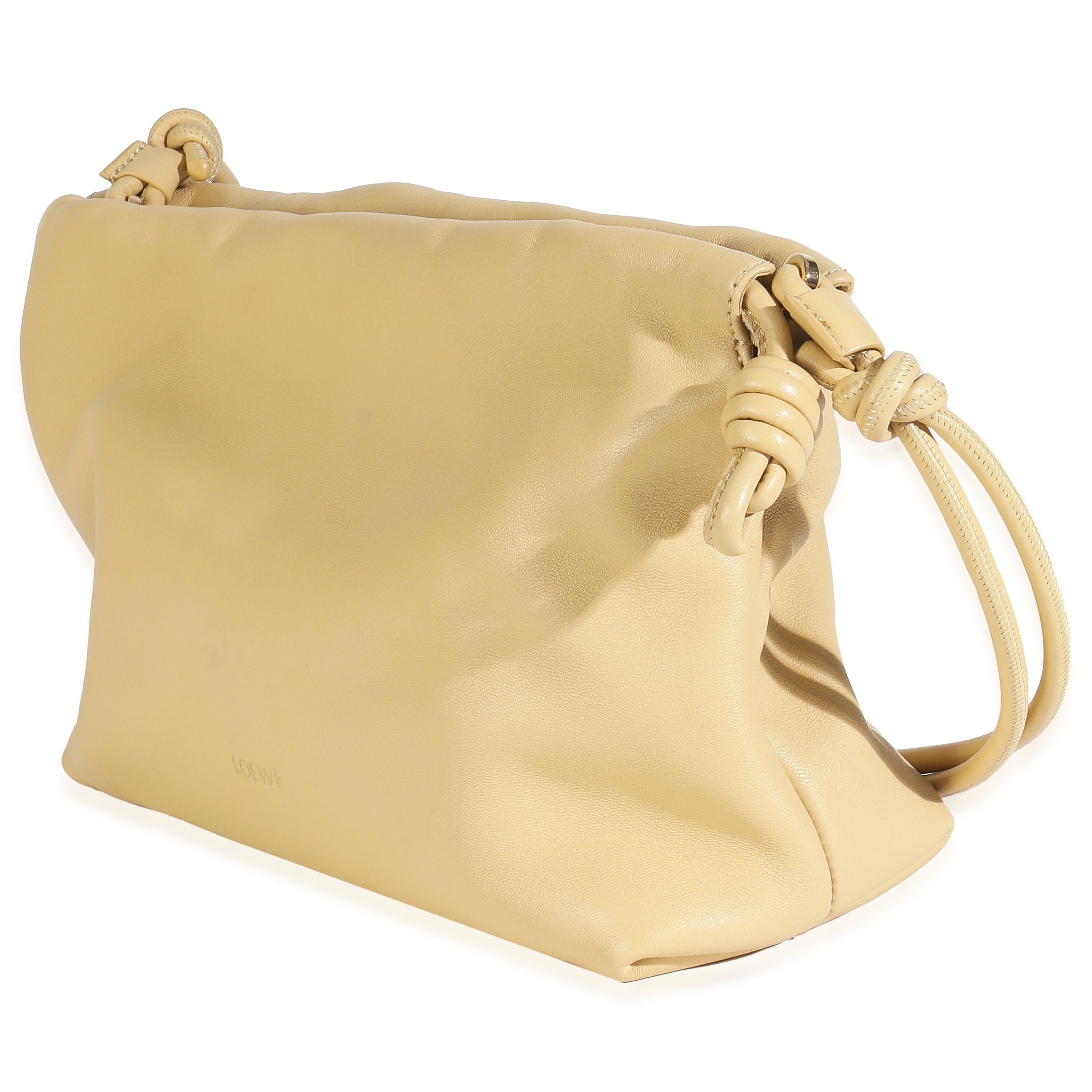 Loewe Beige Mellow Nappa Donut Chain Medium Flamenco Purse Pour femmes en vente