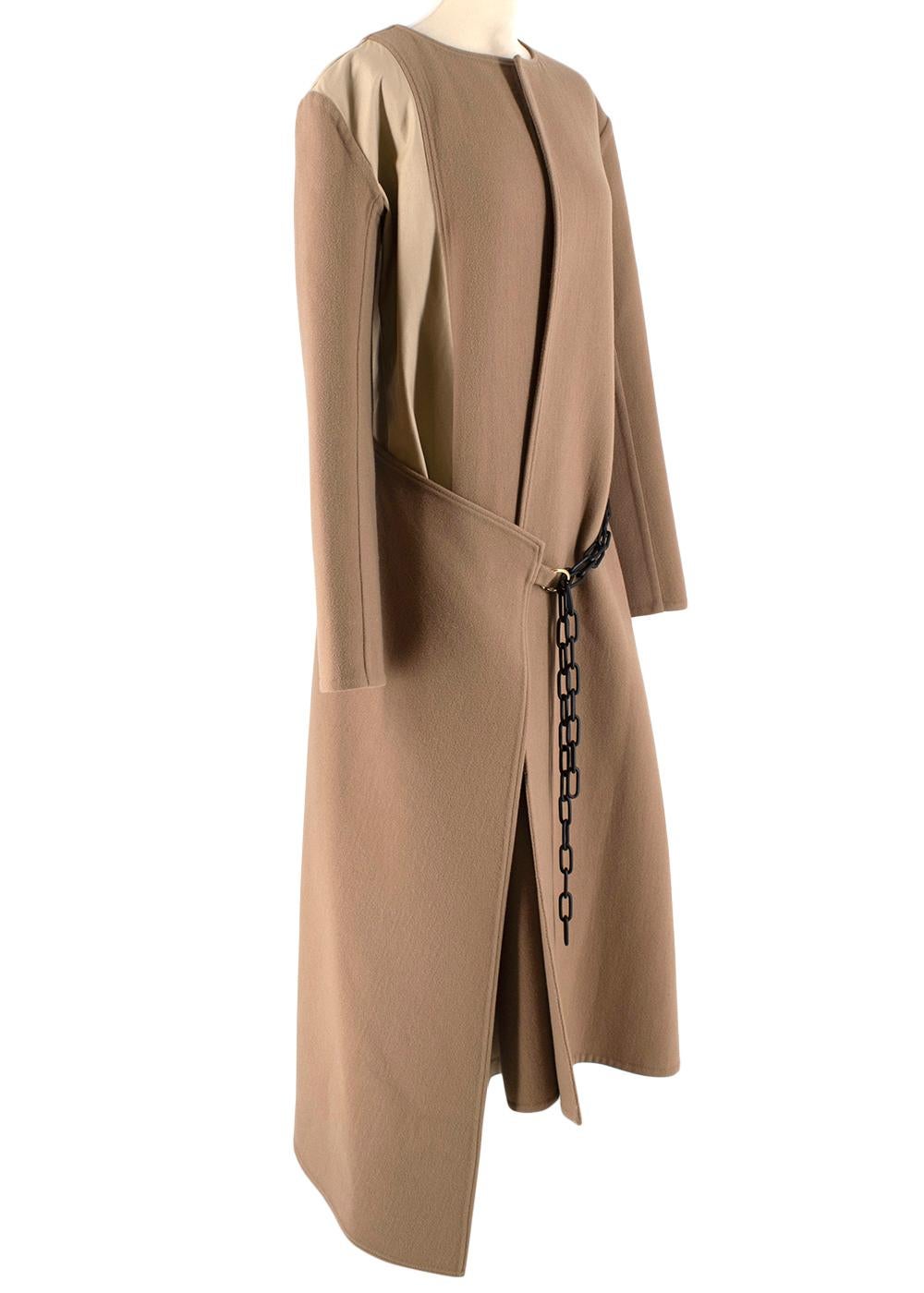 Loewe Beige Wool Blend Double Face Chain Coat


-Made of a soft wool blend 
-Lighter cotton panel to the side 
-Adjustable chain fastening to the side 
-Round neck 
-Branded golden hardware 
-Logo leather patch to the back 
-Fold detail to the back