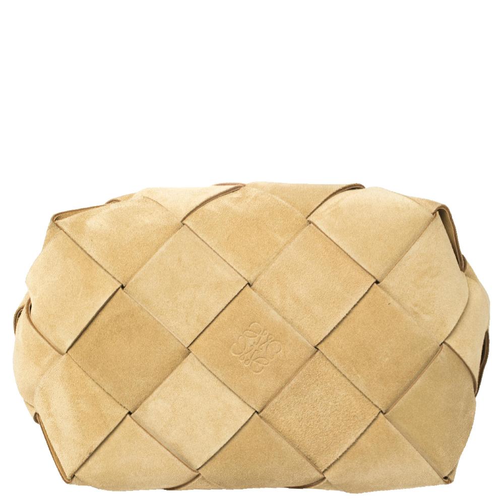 Donna Loewe: cestino in pelle e camoscio intrecciato beige