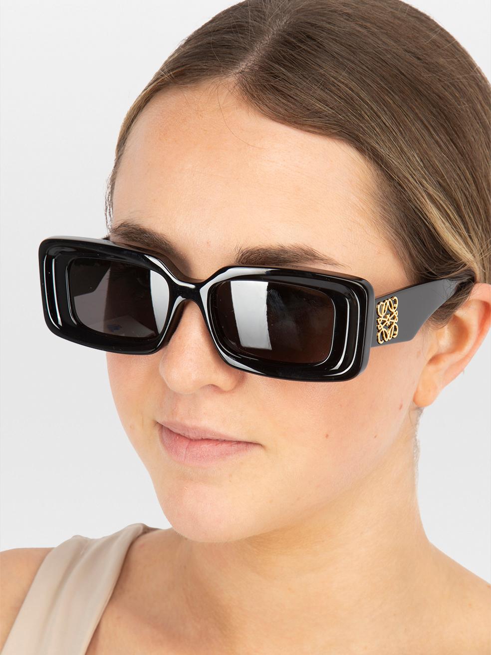 CONDITION is New with tags. No visible wear to sunglasses is evident on this new Loewe designer resale item. This item comes with original packaging.
 

 
 Details
 
 
 Model: LW40102F
 
 Black
 
 Acetate
 
 Rectangle sunglasses
 
 Black tinted