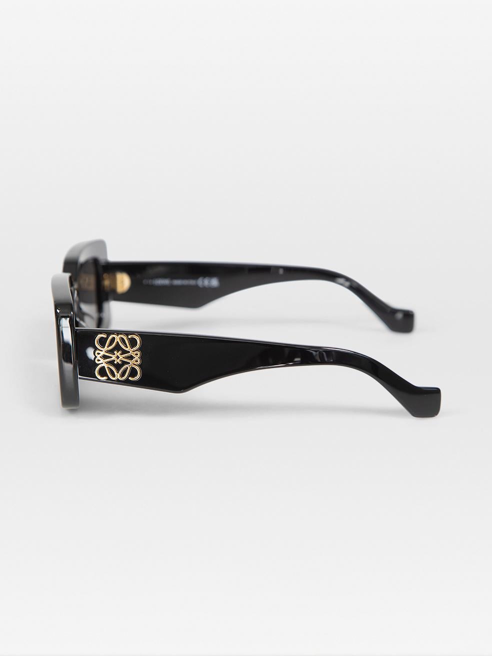 De las mujeres Loewe Black Anagram Rectangle Sunglasses en venta