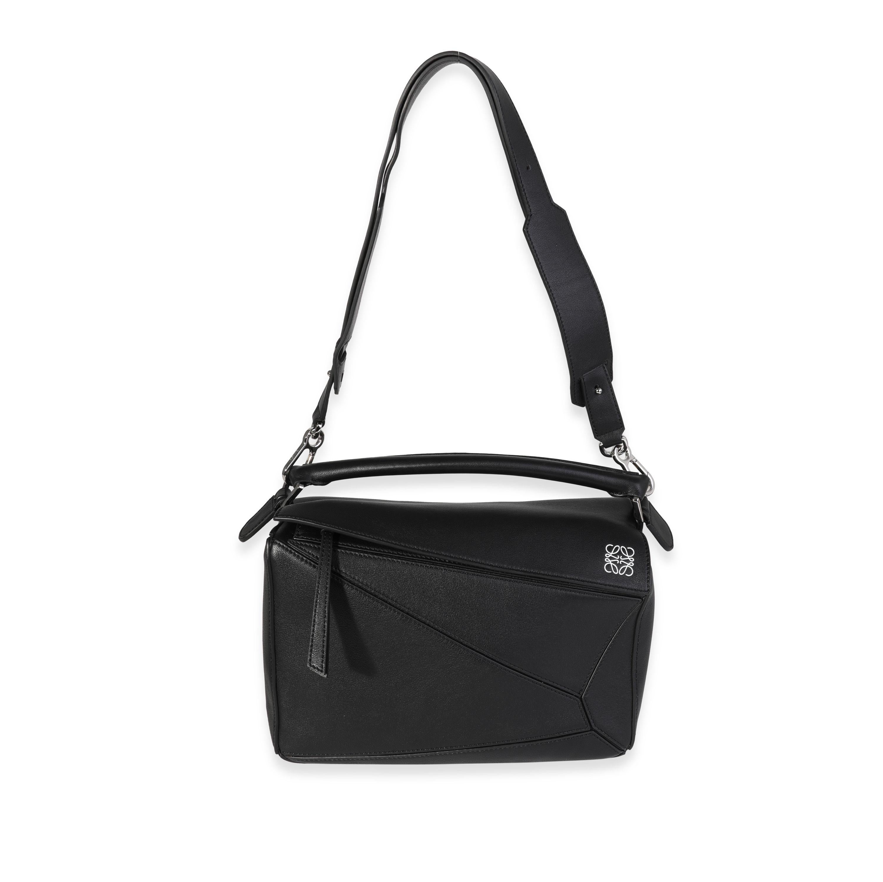 Titel der Auflistung: Loewe Schwarzes Kalbsleder Medium Puzzle Tasche
SKU: 120699
MSRP: 3150.00
Zustand: Gebraucht 
Handtasche Zustand: Ausgezeichnet
Bemerkungen zum Zustand: Ausgezeichneter Zustand. Haarfeine Kratzer an der Hardware. Keine anderen