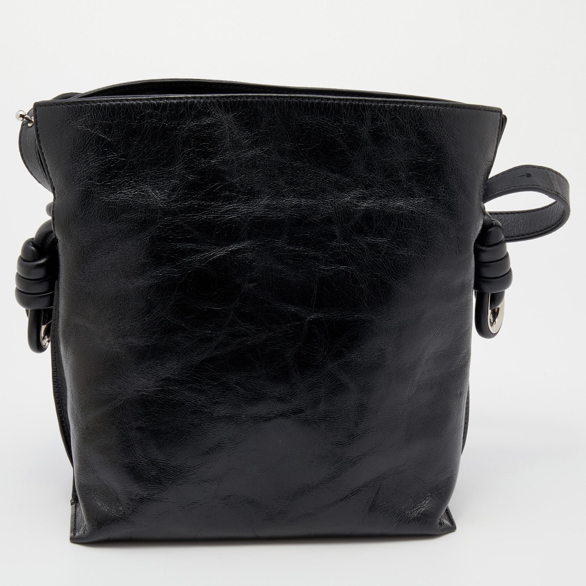 This Loewe Flamenco Knot bag is defined by exemplary features and a structured shape. With a minimally designed silhouette, it comes with a classy appeal and timeless elegance. The brand signature at the corner defines its faultless craftsmanship,