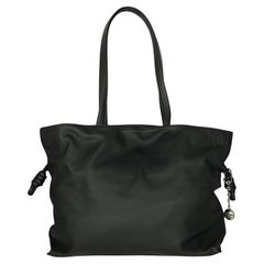 Pochette nera Loewe Flamenco in pelle di nappa con tracolla. Anagramma in rilievo cieco