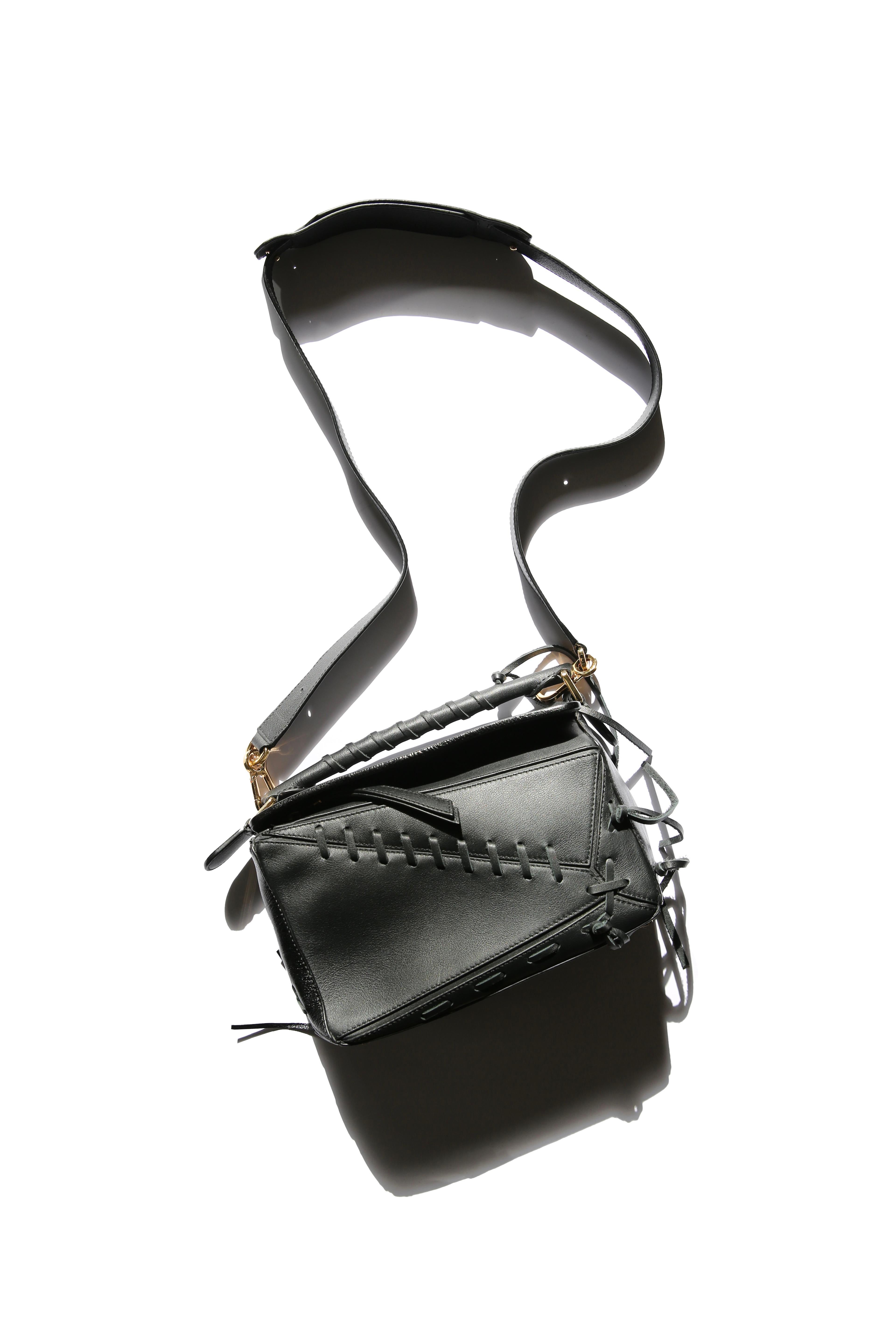  Loewe noir - sac à main en cuir verni lacé à motif de puzzle Pour femmes 
